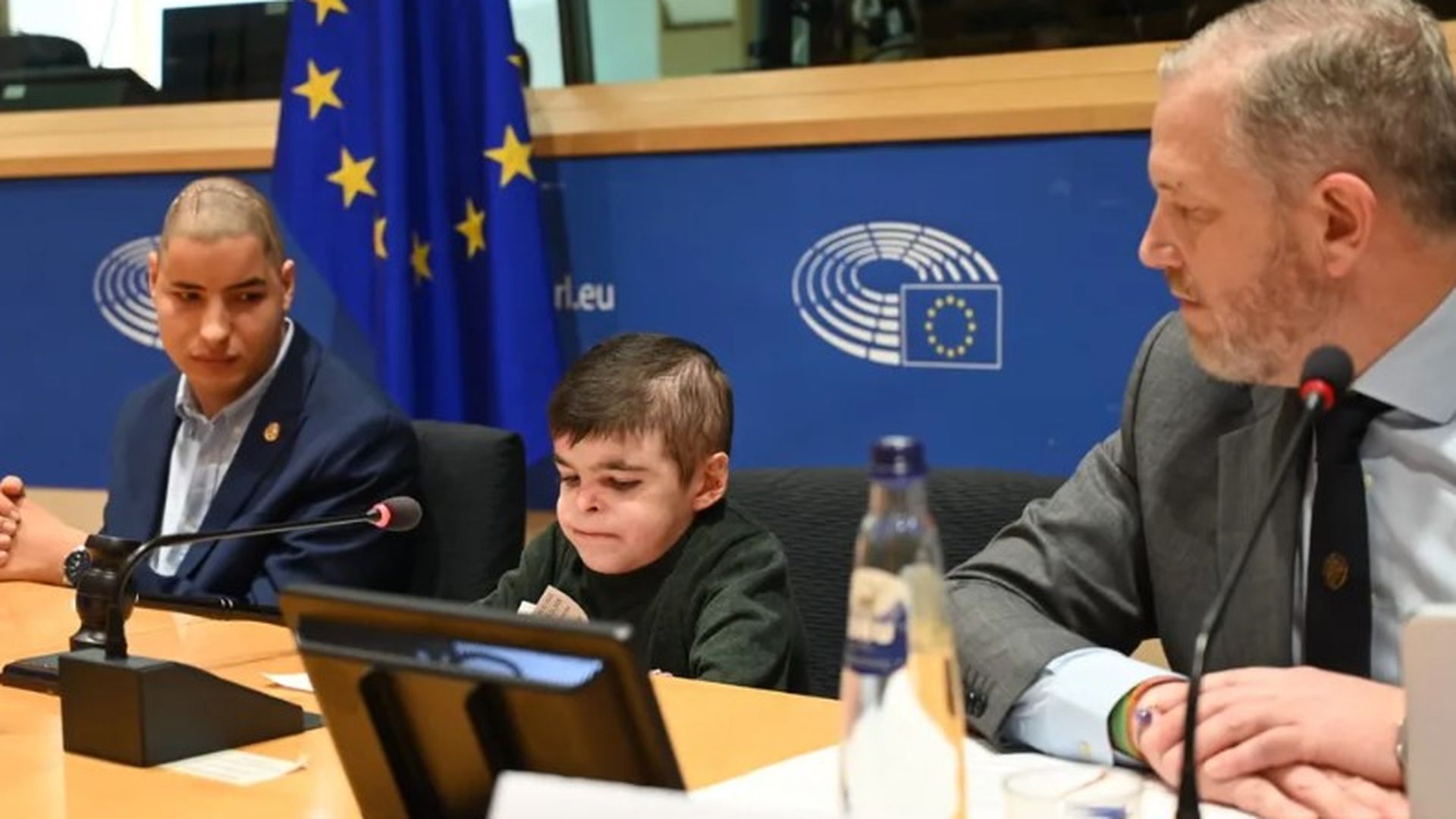 Leo, el niño con piel de mariposa en el Parlamento Europeo