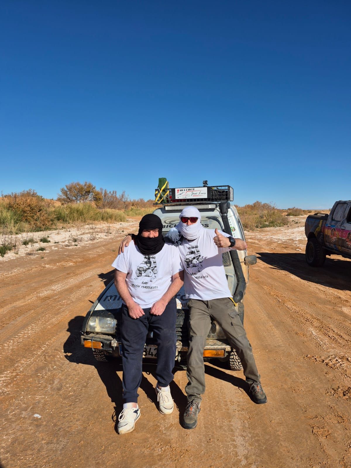 Manuel Ángel y Francisco Ces posan con su furgoneta que ya está lista para otra aventura