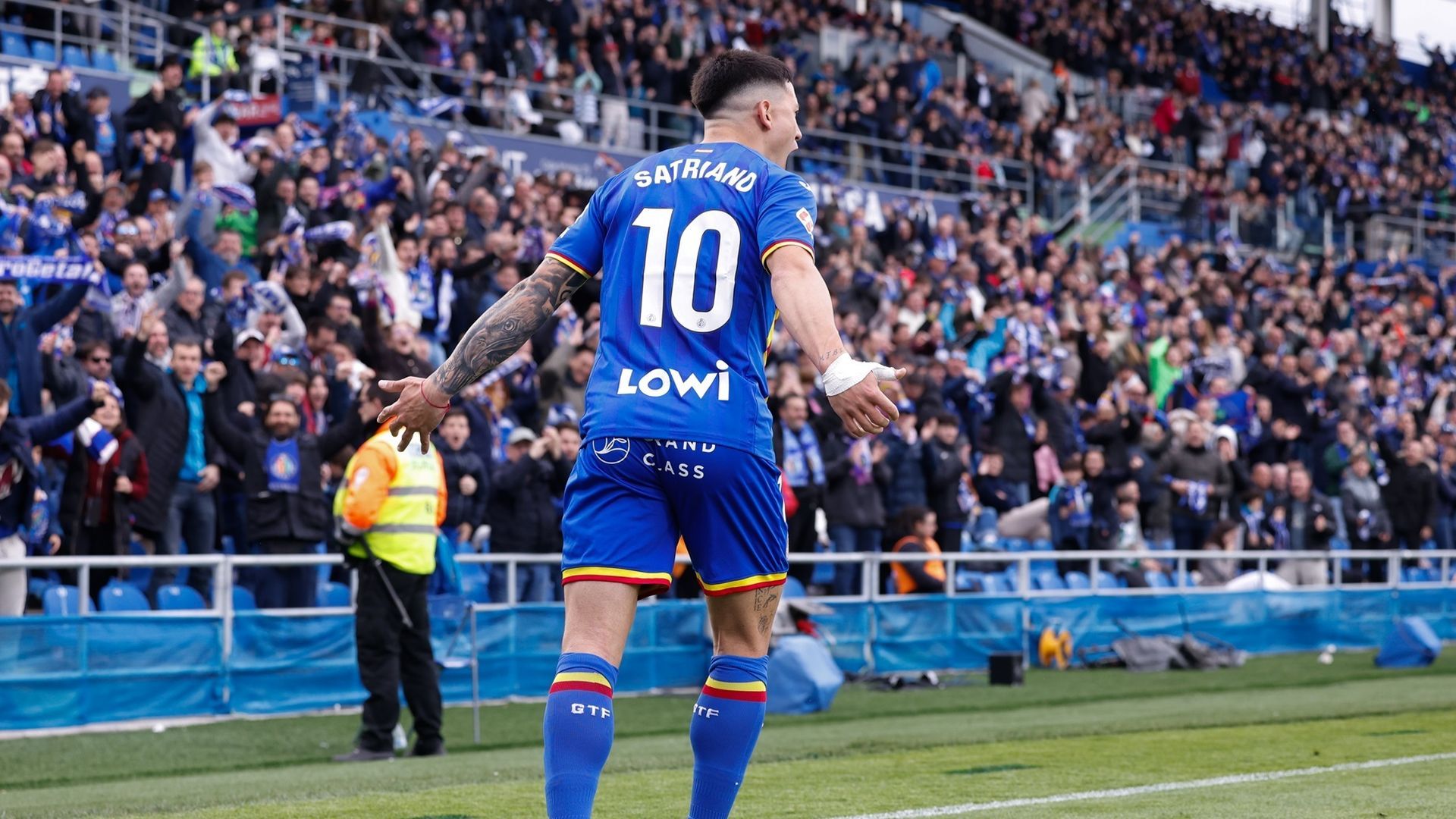 Martín Satriano celebrando un gol