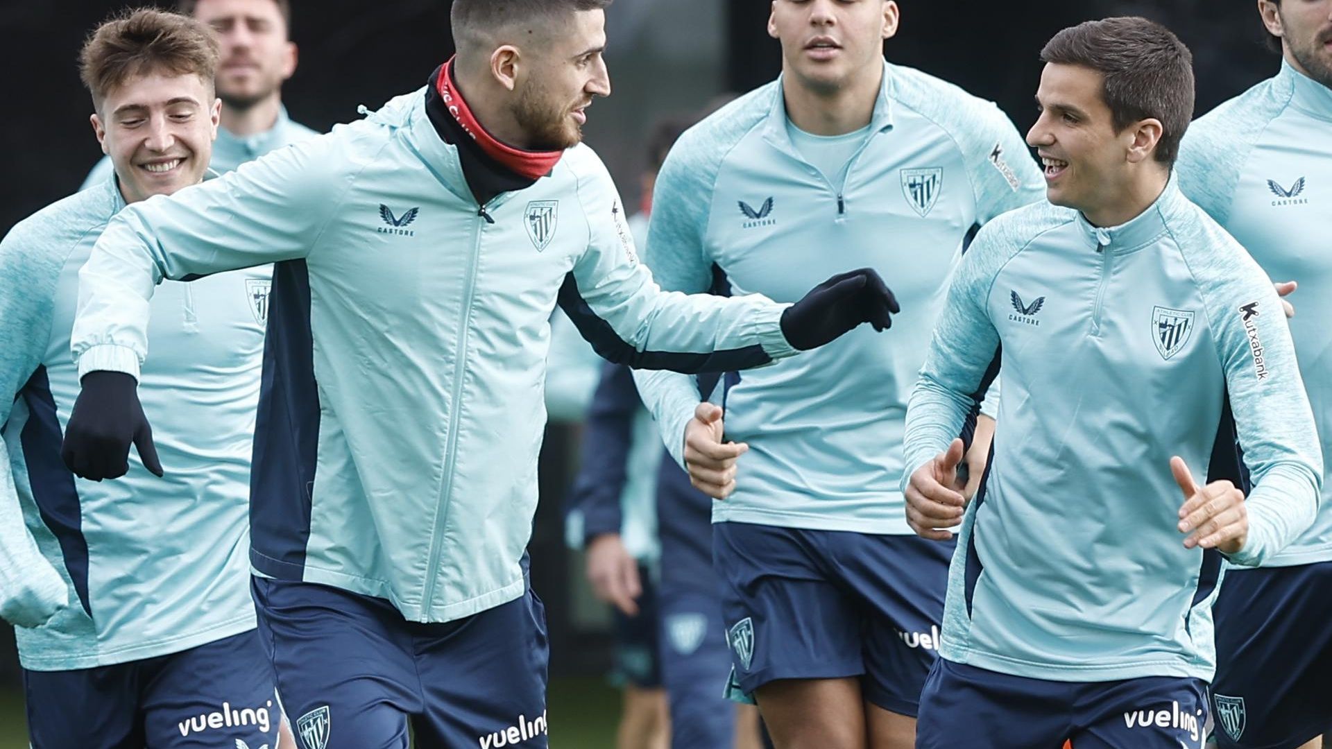 Oihan Sancet marca la pauta en un entrenamiento del equipo en Lezama