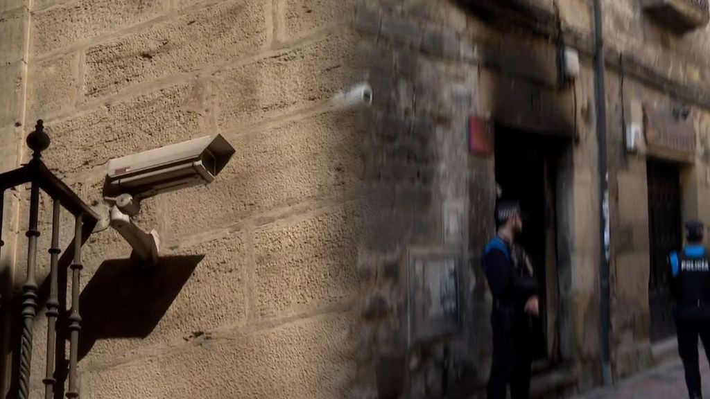 Las cámaras de seguridad de la calle grabaron al detenido por el incendio de Miranda de Ebro: "Se le ve salir quemándose el zapato"