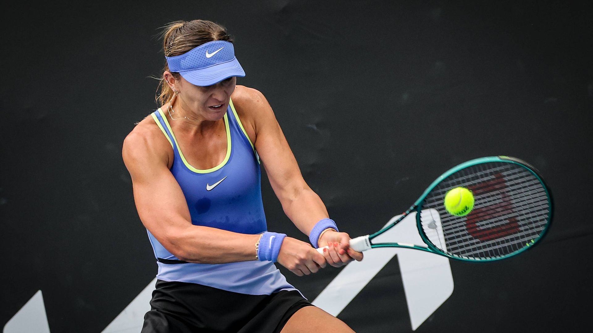 Paula Badosa golpeando de revés durante un partido