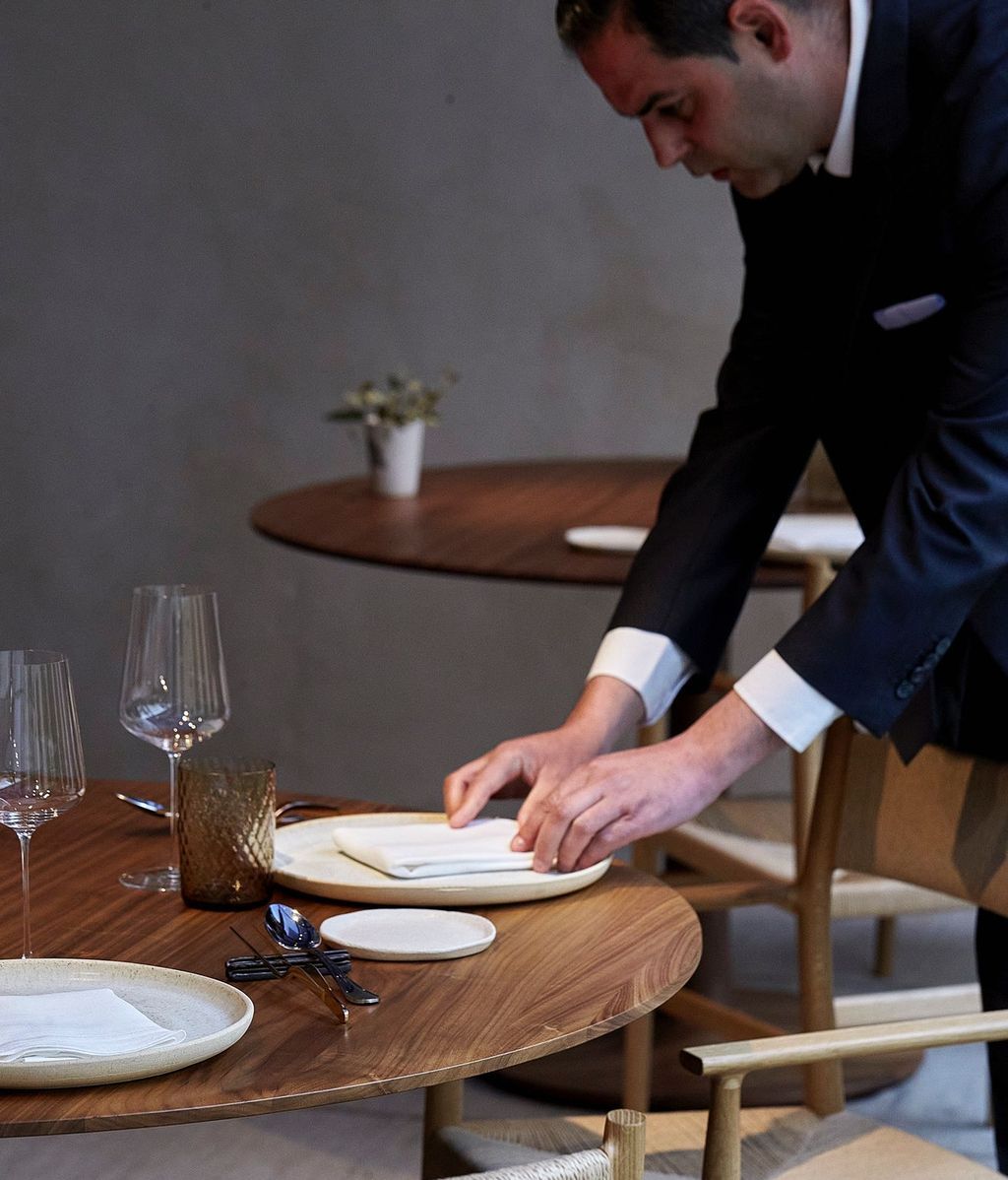 Todo apunto para el servicio en el restaurante Desde 1911