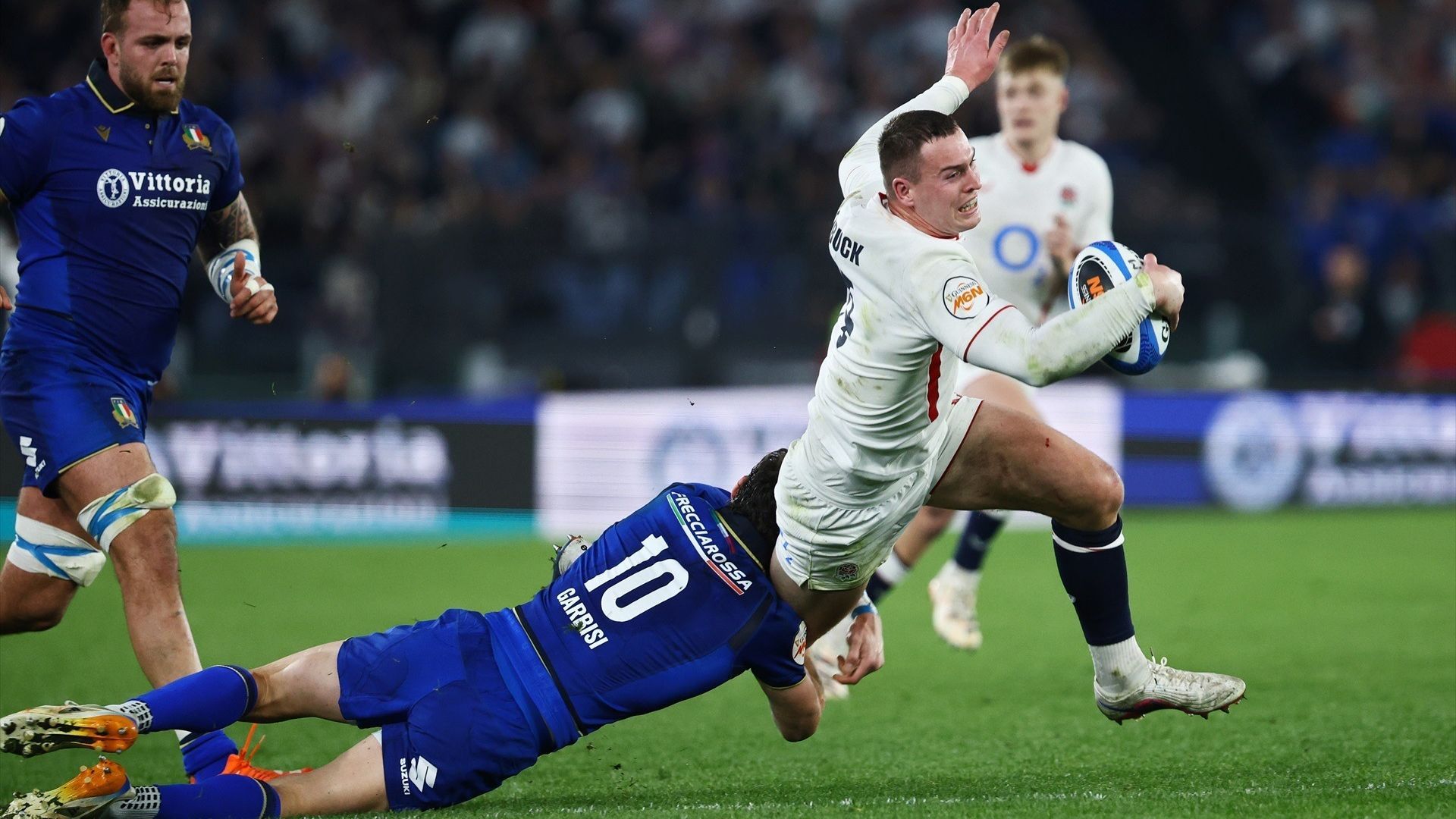 Placaje de Monty Ioane a Tom Roebuck de Inglaterra en el VI Naciones de Rugby