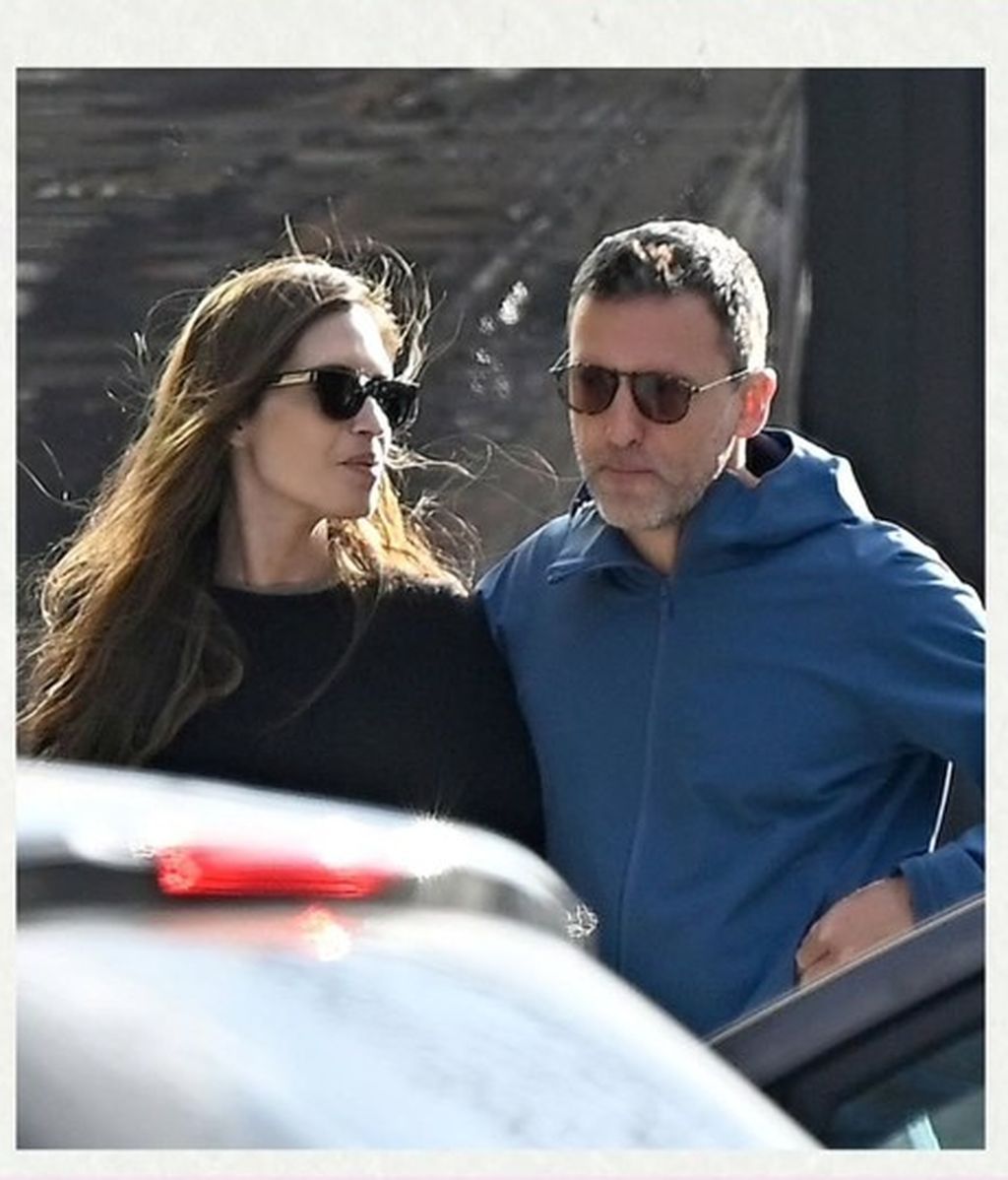 Sara Carbonero, junto a su pareja, llegando a su vehículo