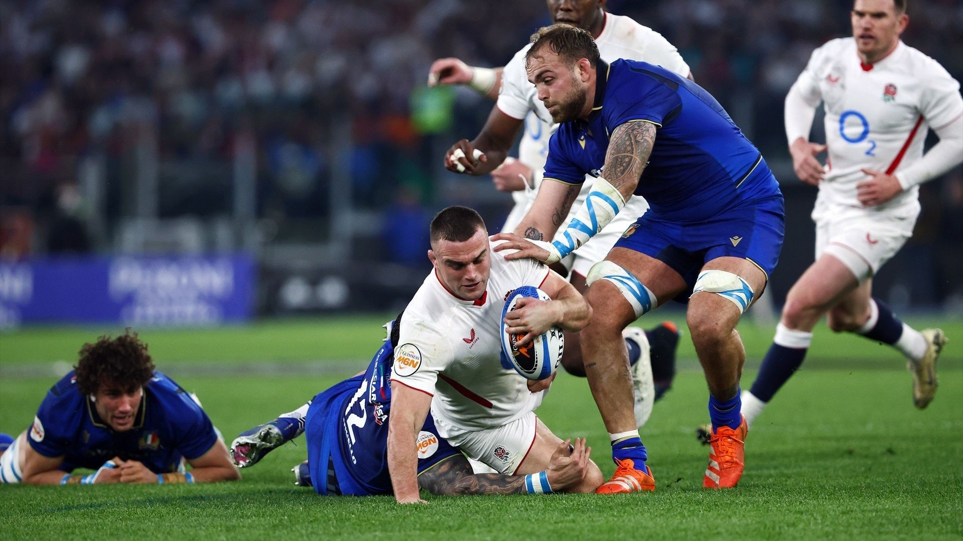 Tom Roebuck de Inglaterra, en Roma ante Italia en el VI Naciones de Rugby