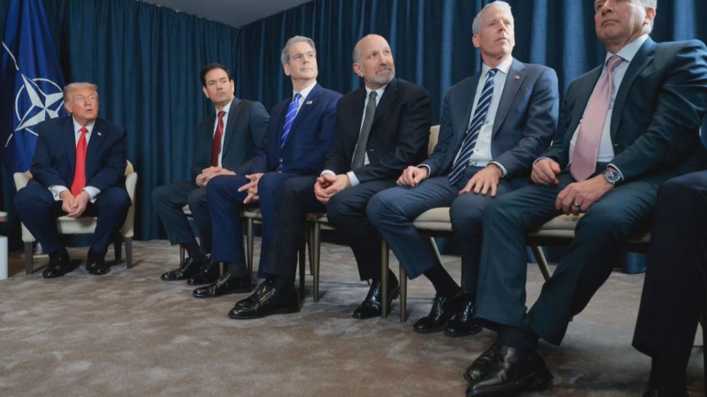 Los zapatos de Trump que regala a todos los hombres de su Gobierno