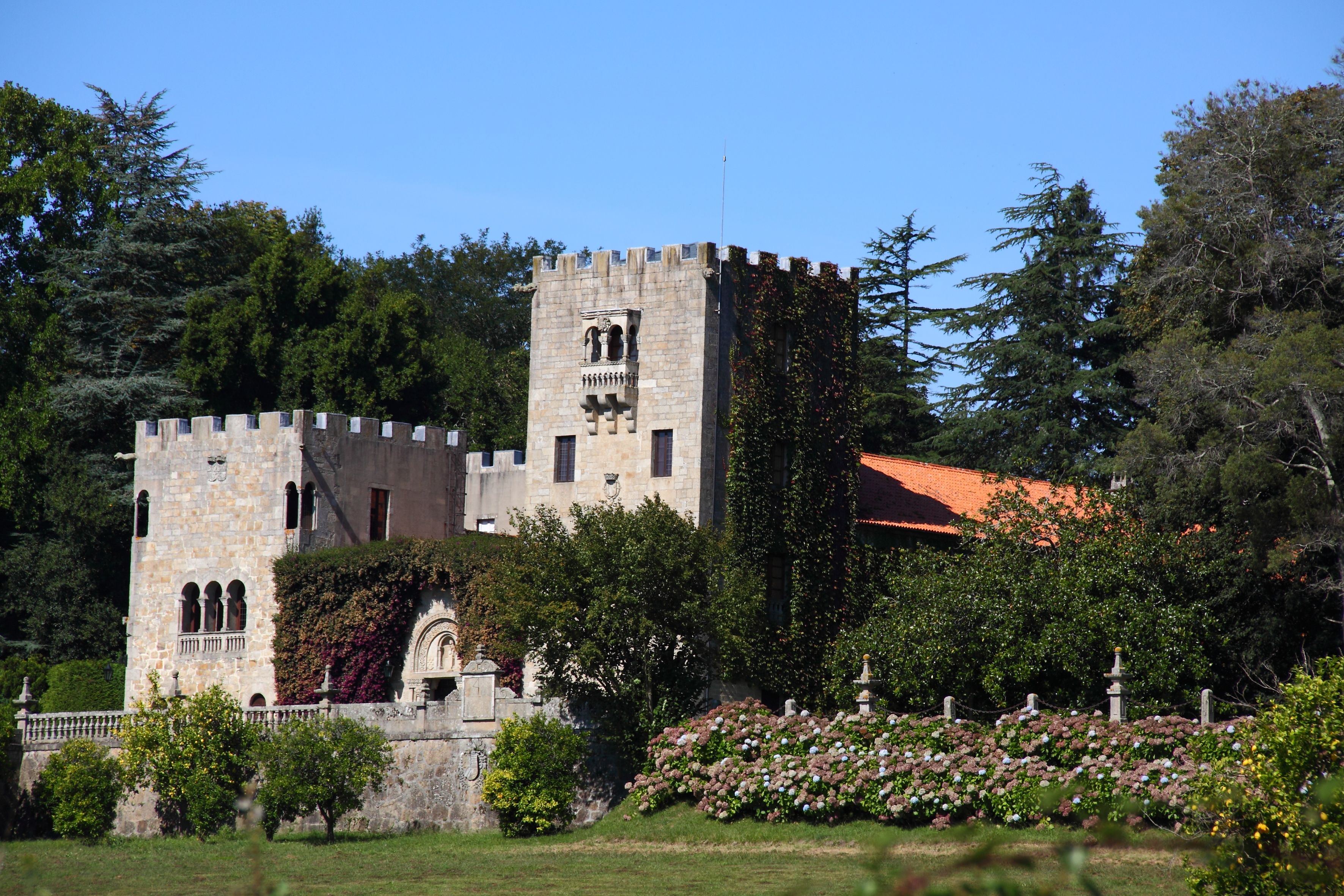 Una de las vistas del pazo, con dos de sus torres y, a la derecha, un tejado bajo el cual se alberga la zona destinada al servicio