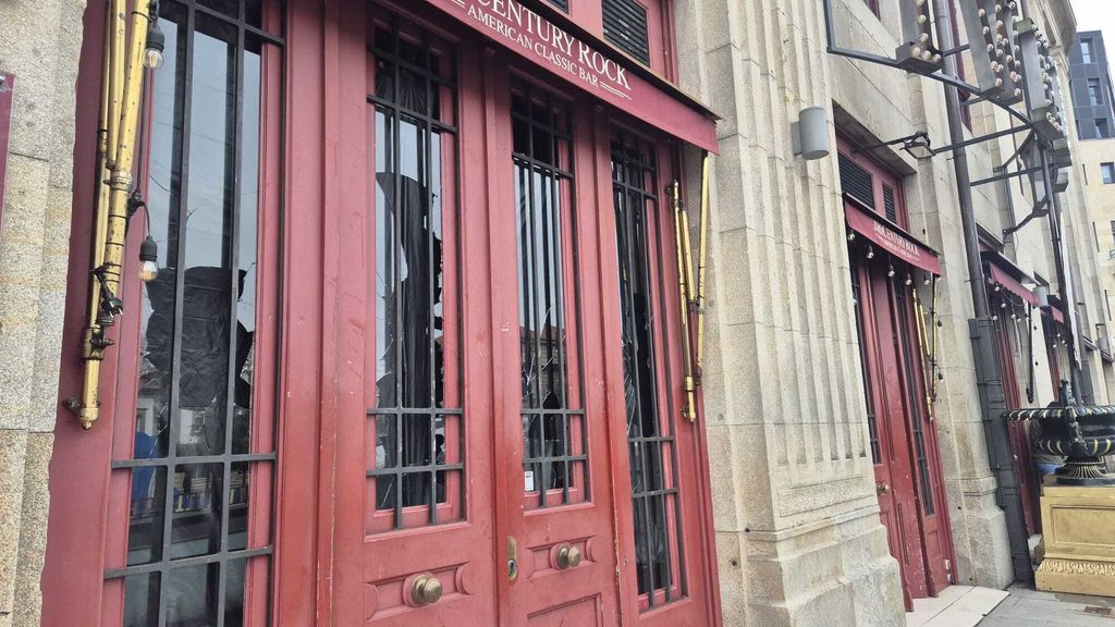 Una pelea entre aficionados ultras del Celta  y del Olympique de Lyon deja tres heridos y daños en un local de Vigo