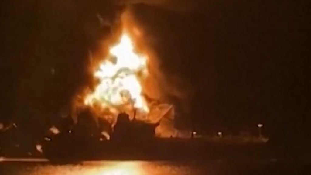 El Estrecho de Ormuz se incendia: dos petroleros y un carguero, atacados con drones terminan en llamas