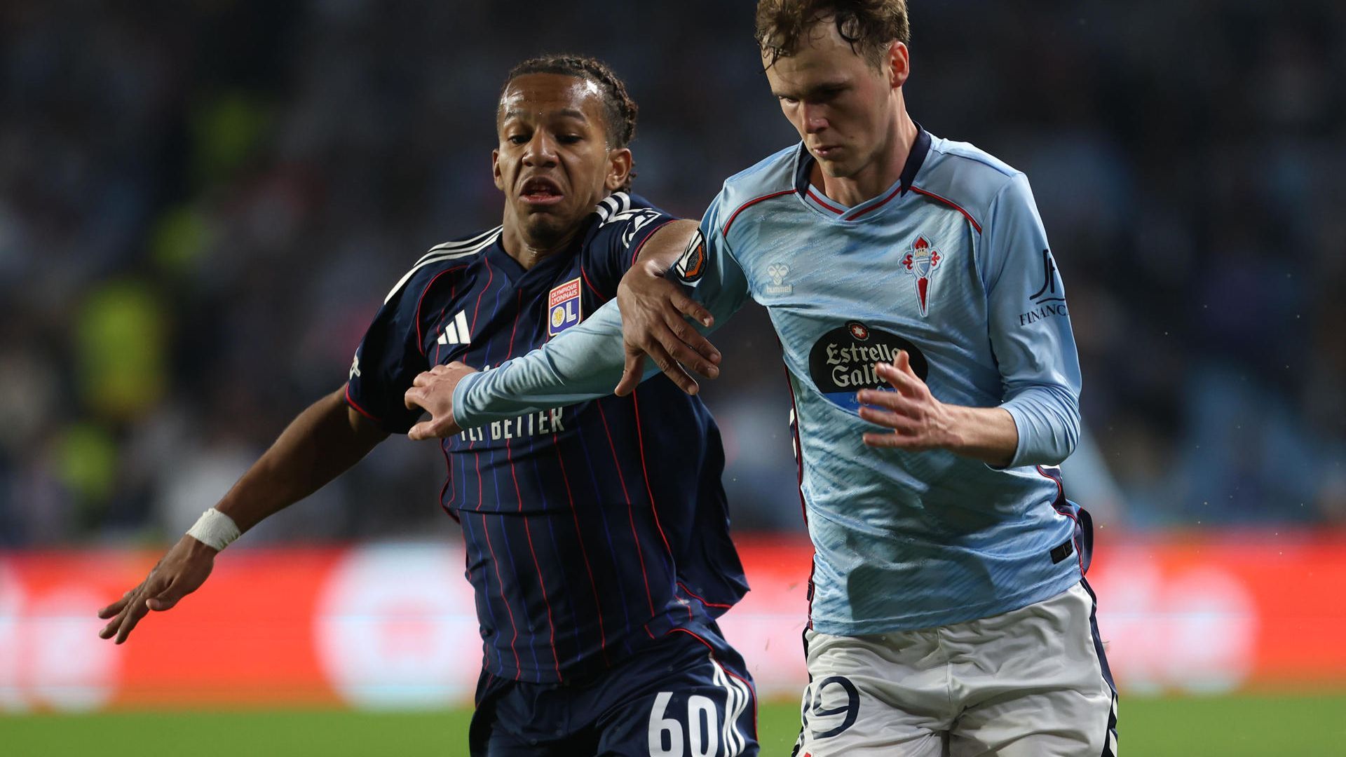 Williot pelea un balón en el Celta-Lyon