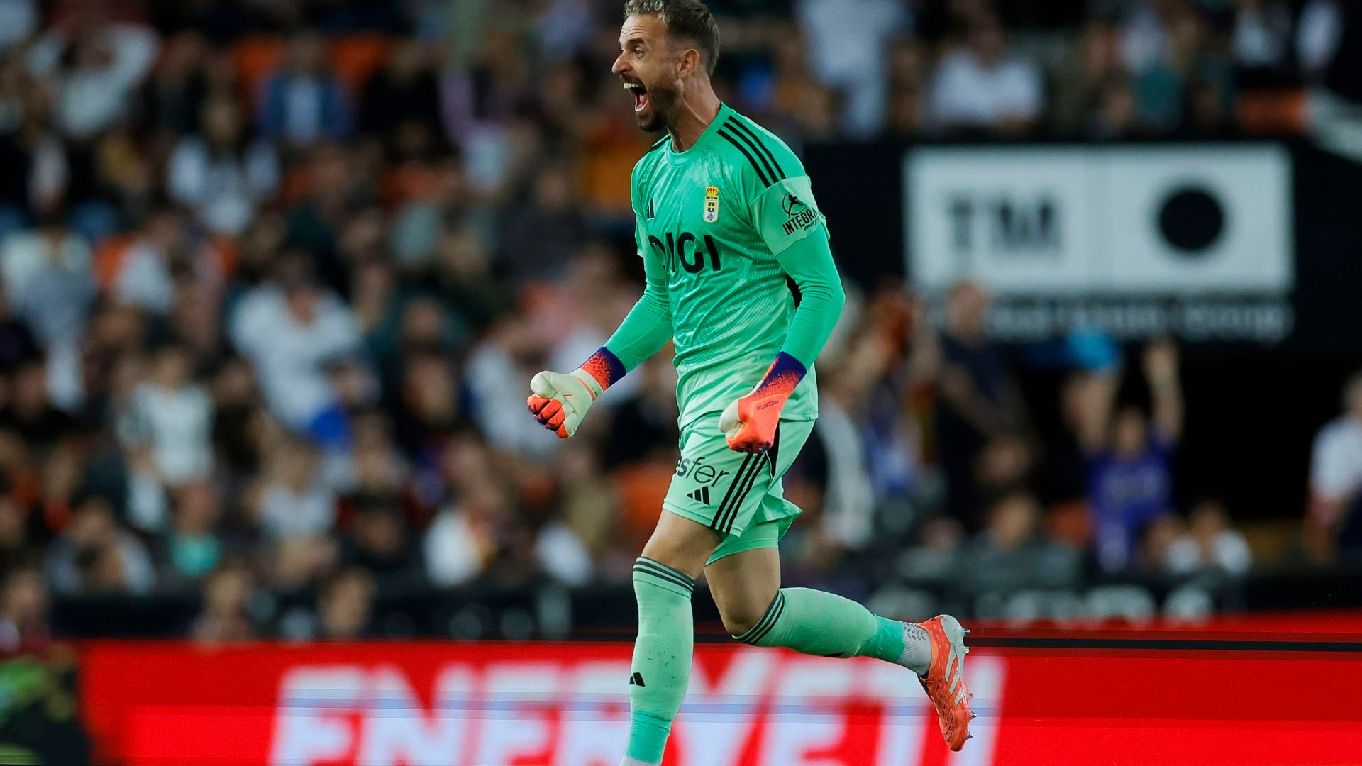 Aarón Escandell, en Mestalla con el Real Oviedo