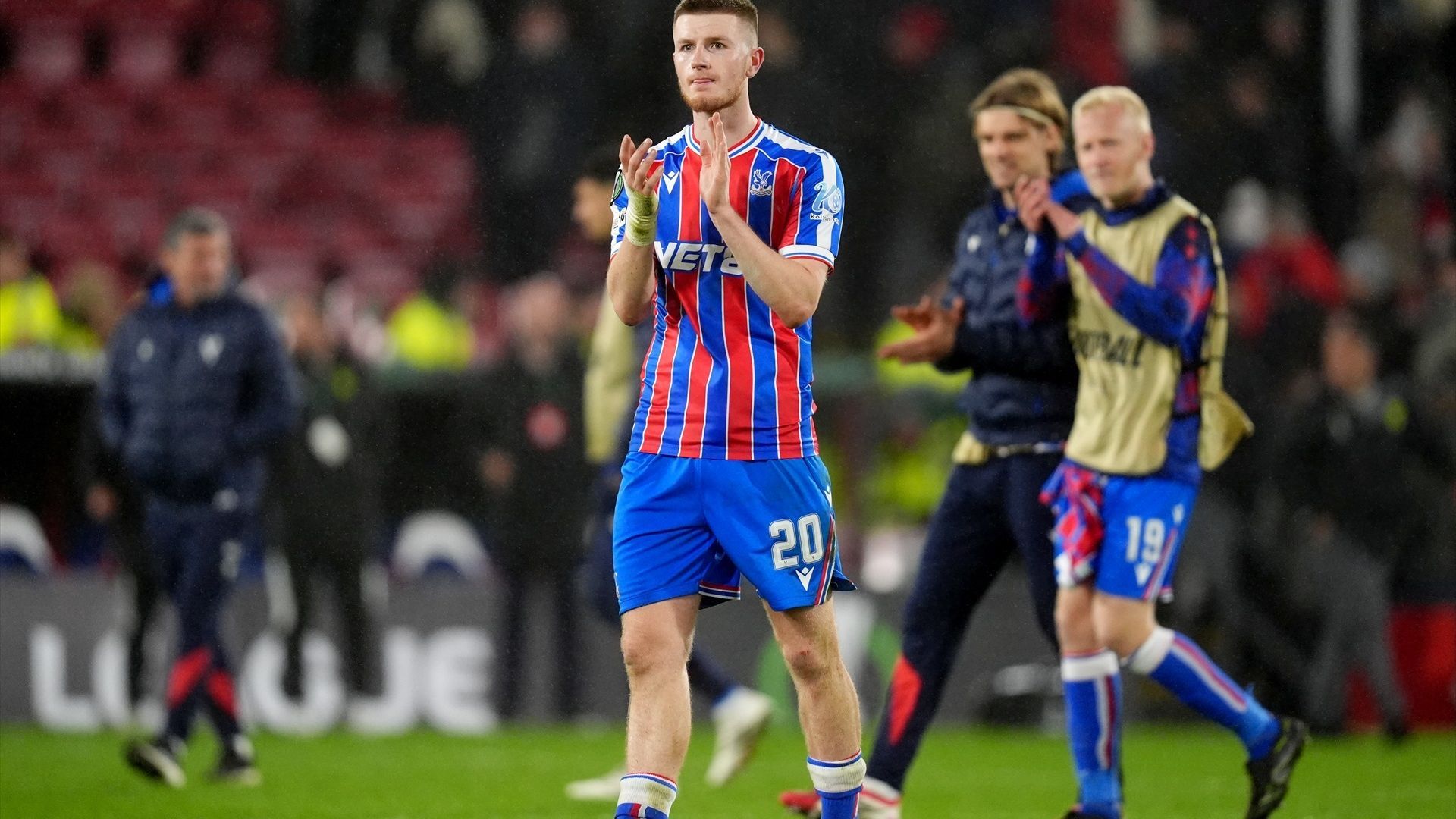 Adam Wharton aplaude tras el Crystal Palace-AEK Larnaca