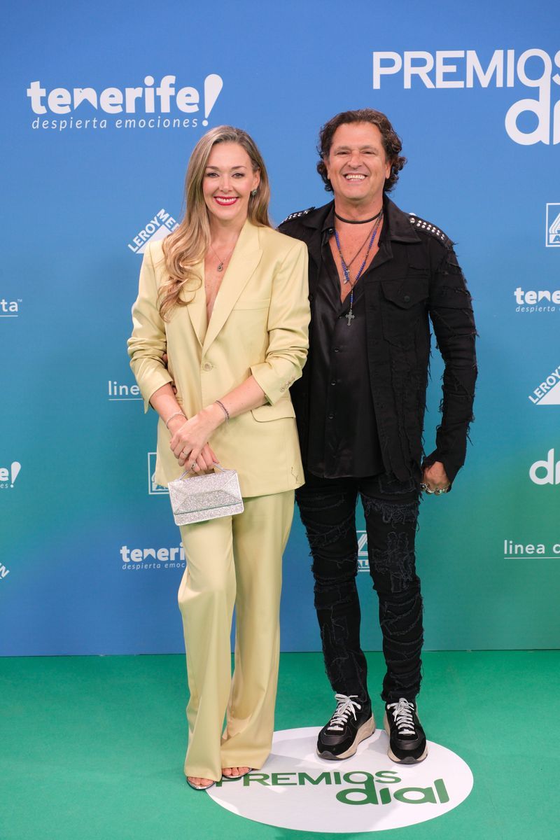 Carlos Vives y Claudia Elena Vásques, en la alfombra roja de los Premios Dial