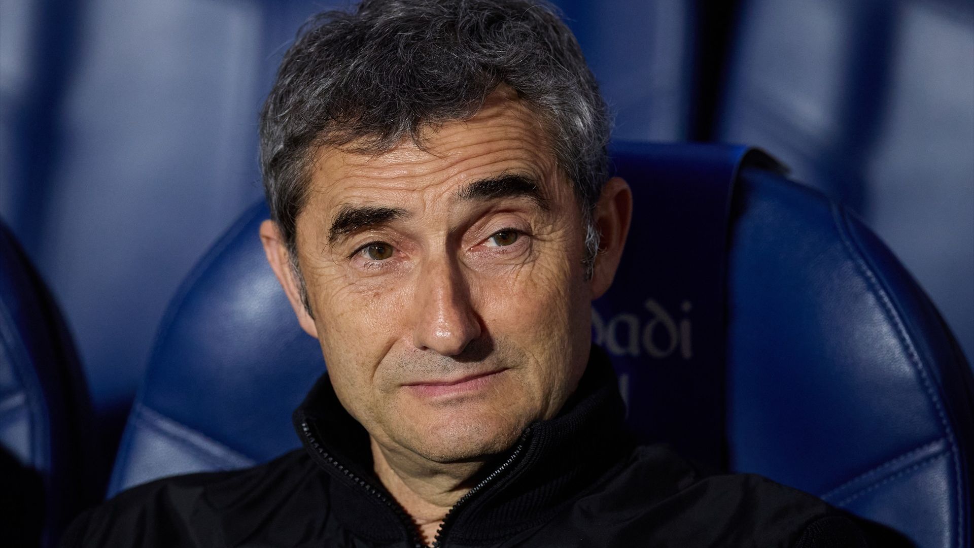 Ernesto Valverde sentado en el banquillo en un partido en Anoeta
