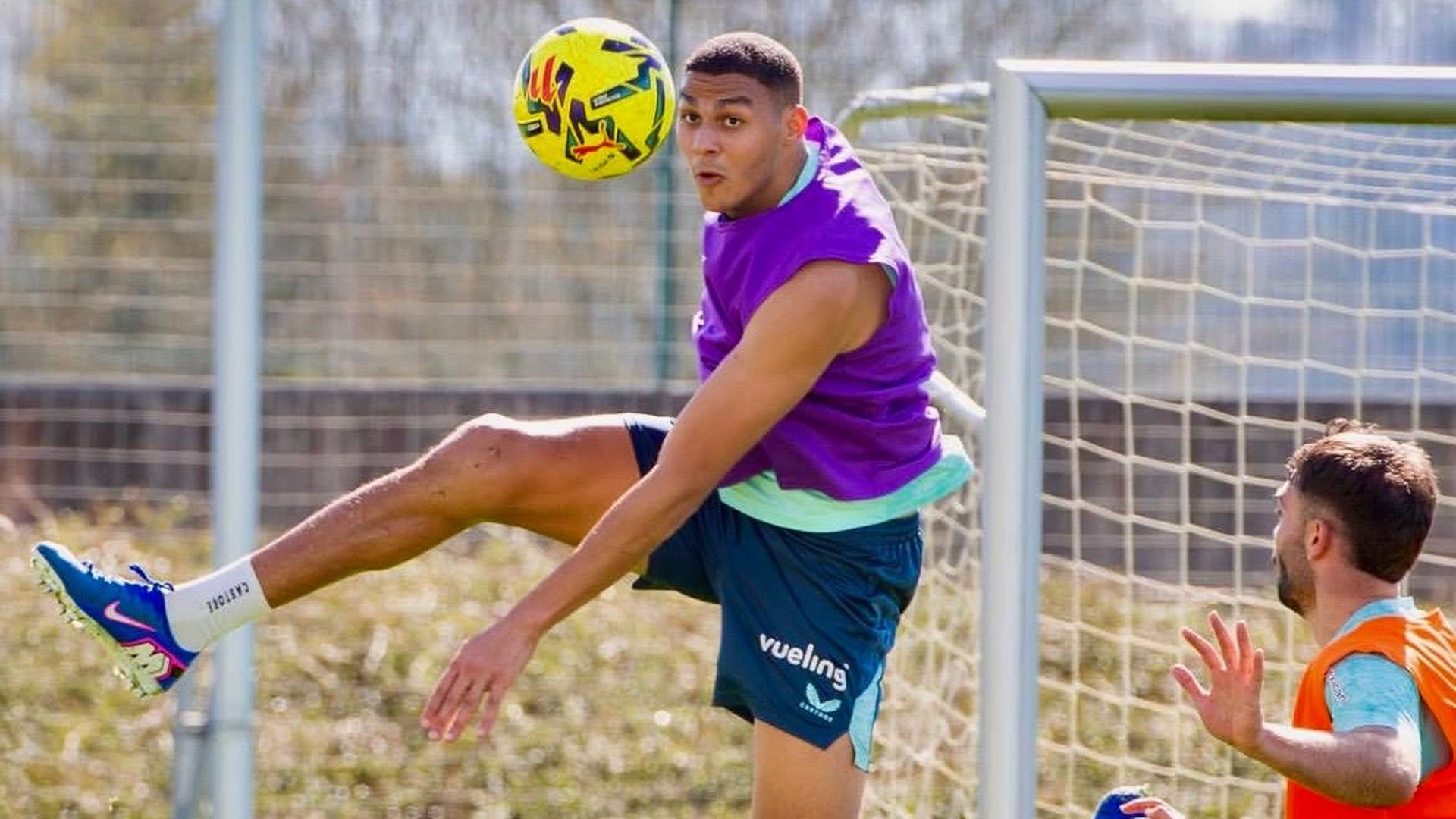 Escorzo de Maroan Sannadi en un entrenamiento en Lezama