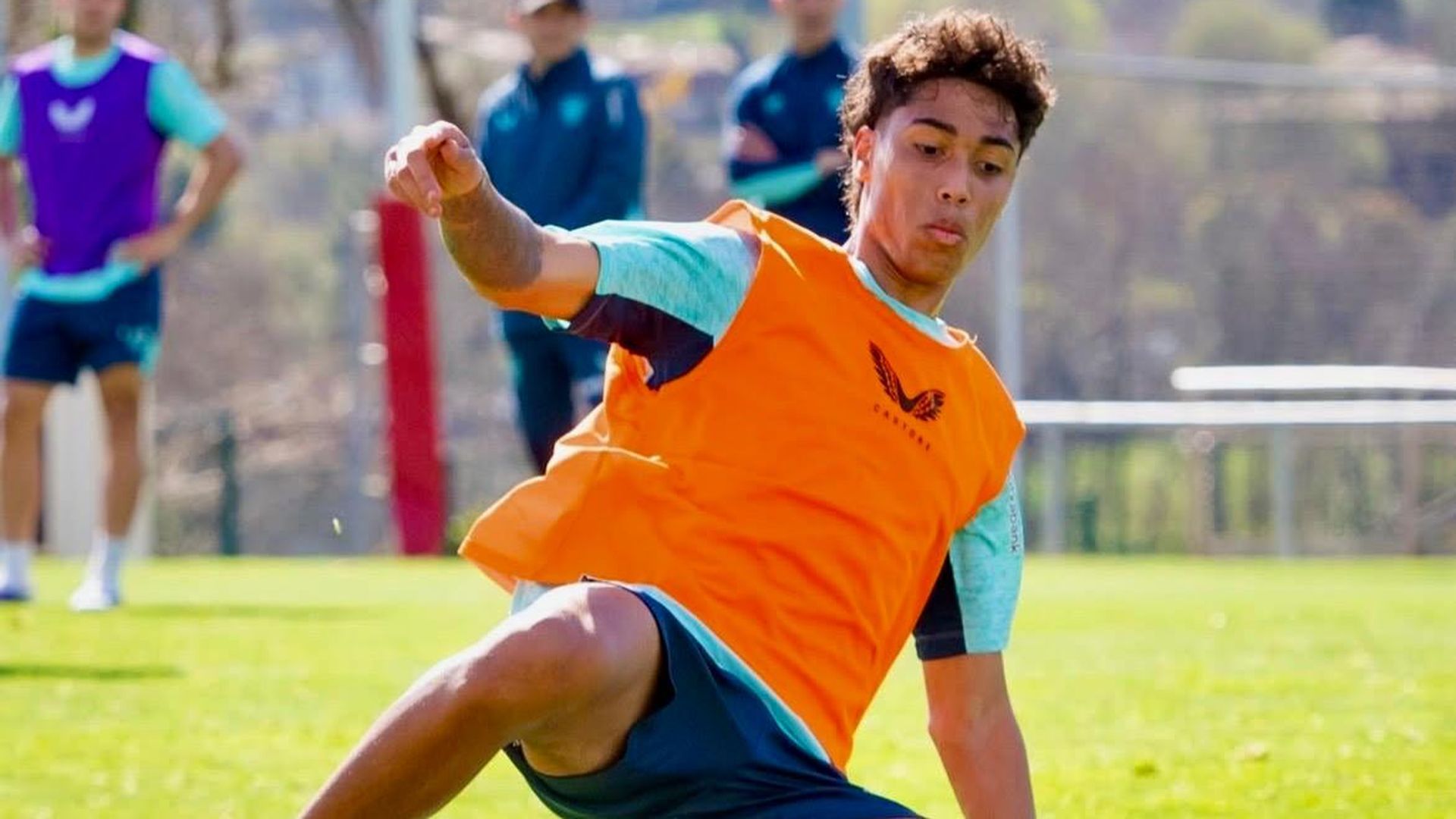 Escorzo de Selton Sánchez Sued en un entrenamiento en Lezama