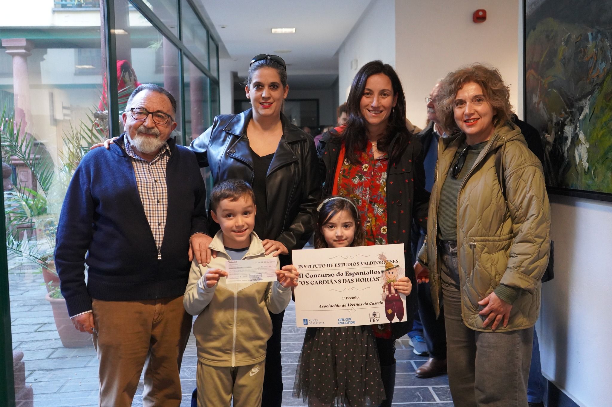 Ganadores del primer premio del concurso con su espantapájaros