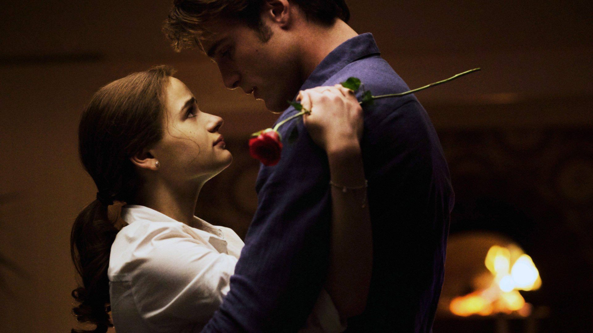 Jacob Elordi y su primera novia conocida, Joey King, en una imagen de la saga 'Mi primer beso', en cuyo rodaje se conocieron