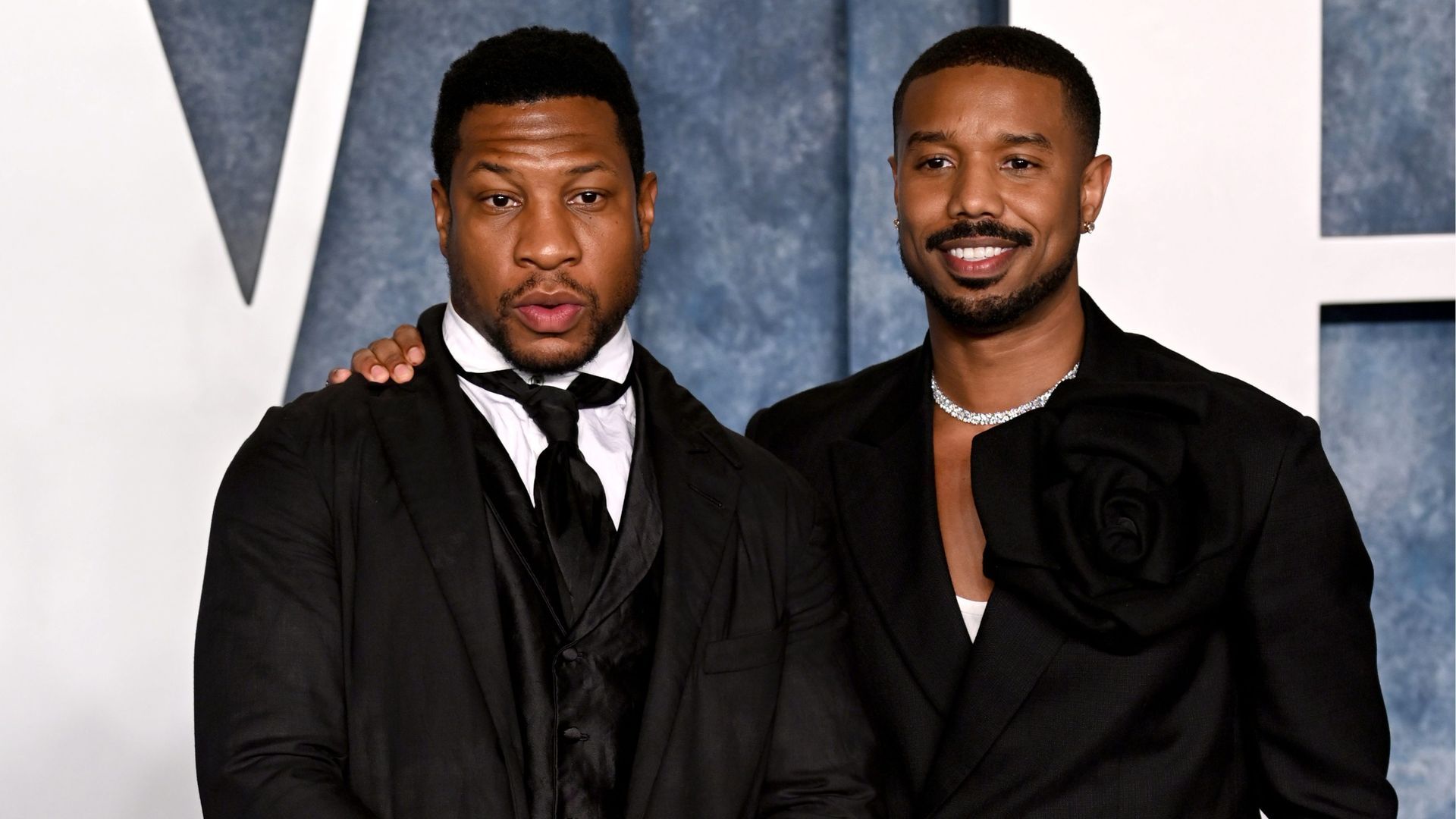 Jonathan Majors y Michael B. Jordan, en la fiesta de los Oscar 2023 de 'Vanity Fair'