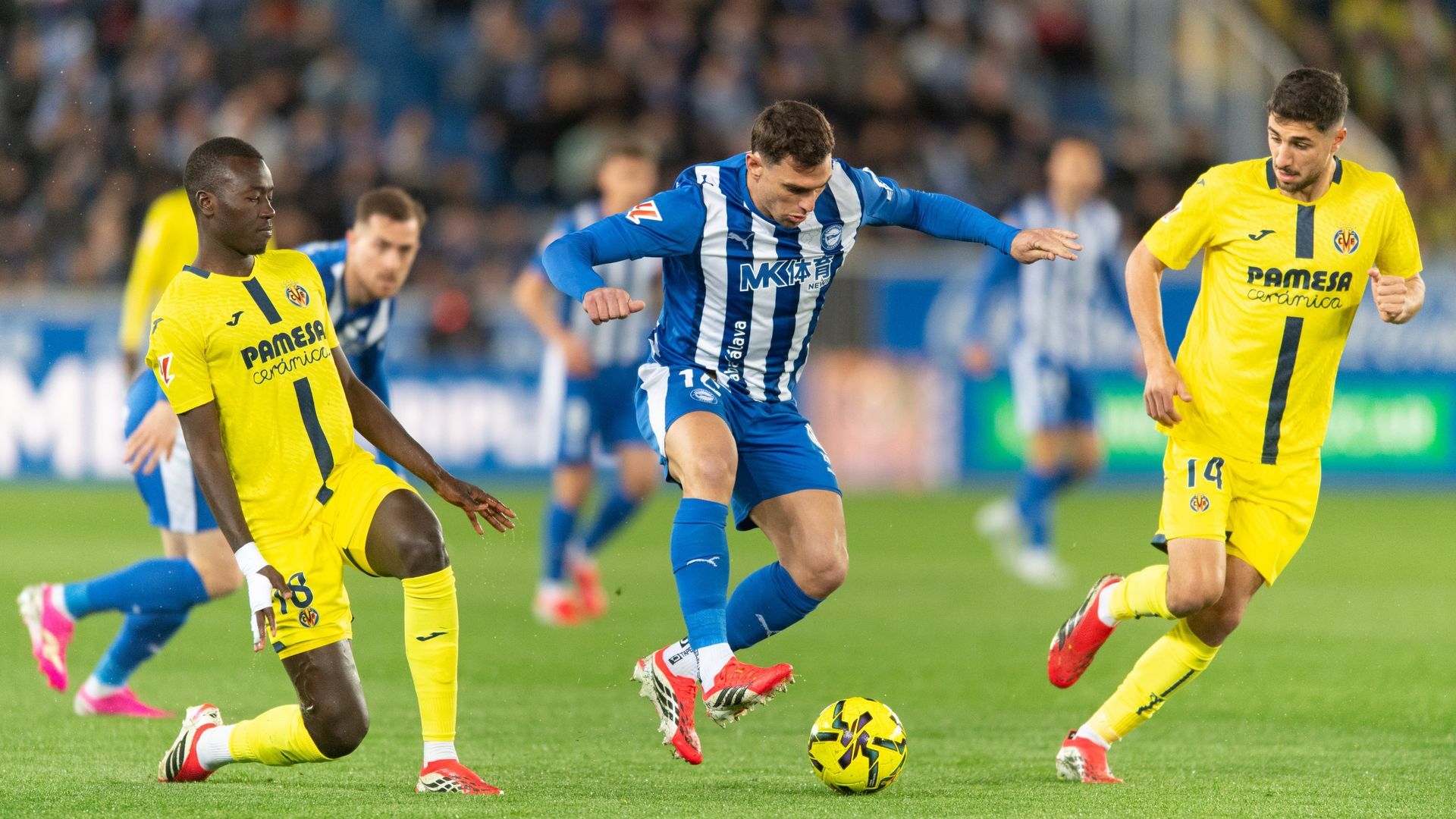 Jugadores del Alavés y el Villarreal durante el partido