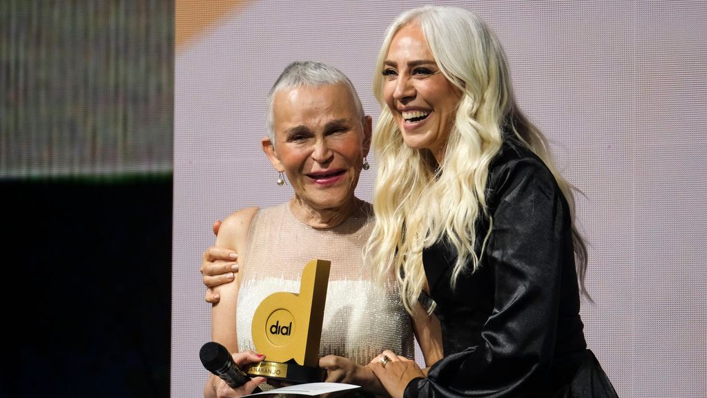 Así ha sido el emocionante momento en el que Mónica Naranjo le cede su premio a Antonia San Juan