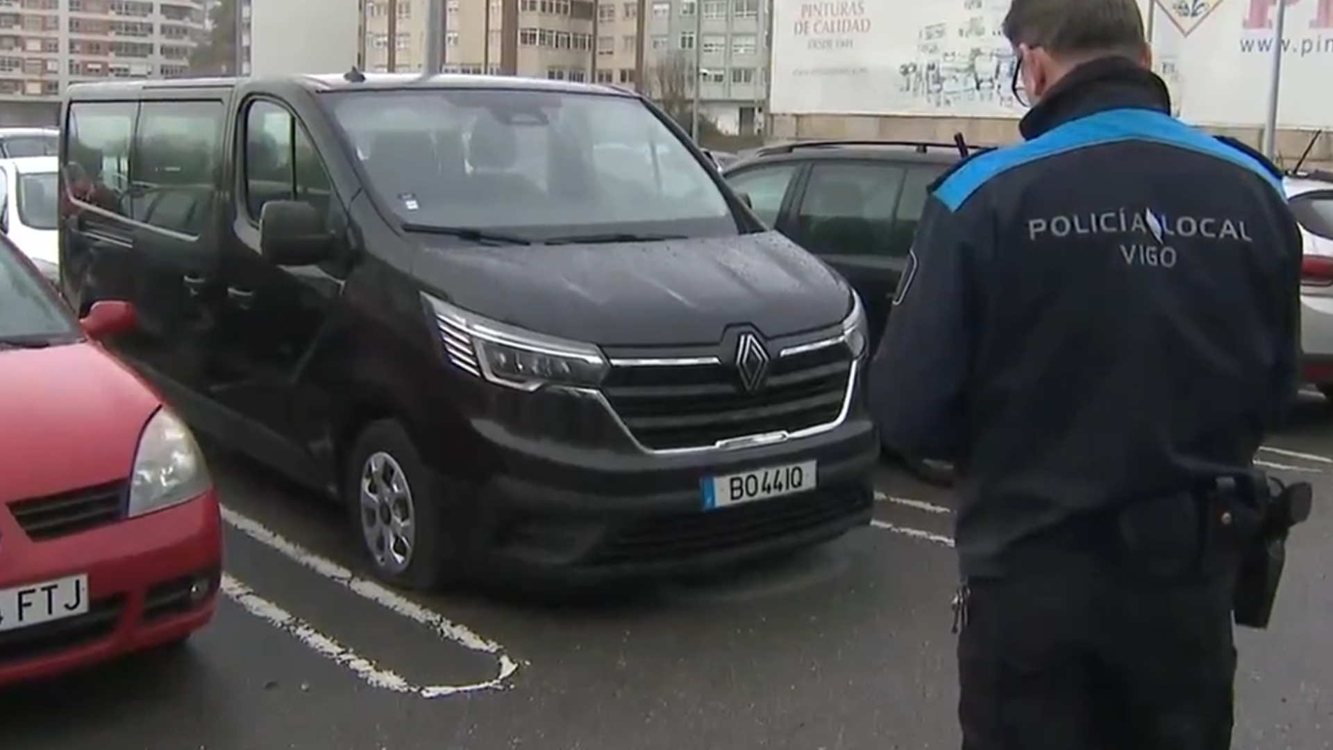 La Policía Local revisa los coches pinchados en Vigo