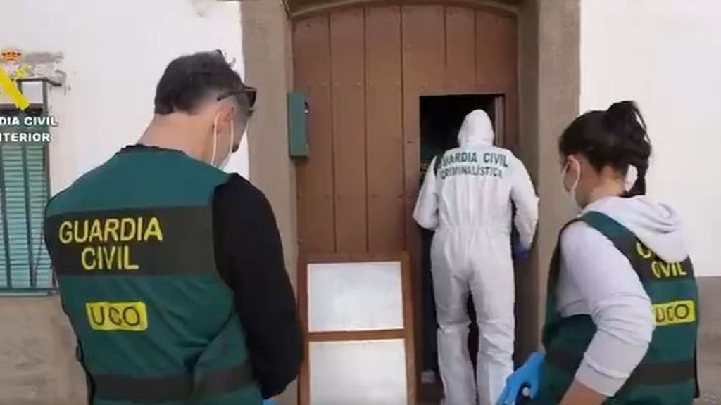 Así ha sido el registro de la Guardia Civil en la casa de los hermanos sospechosos de la muerte de Francisca Cadenas
