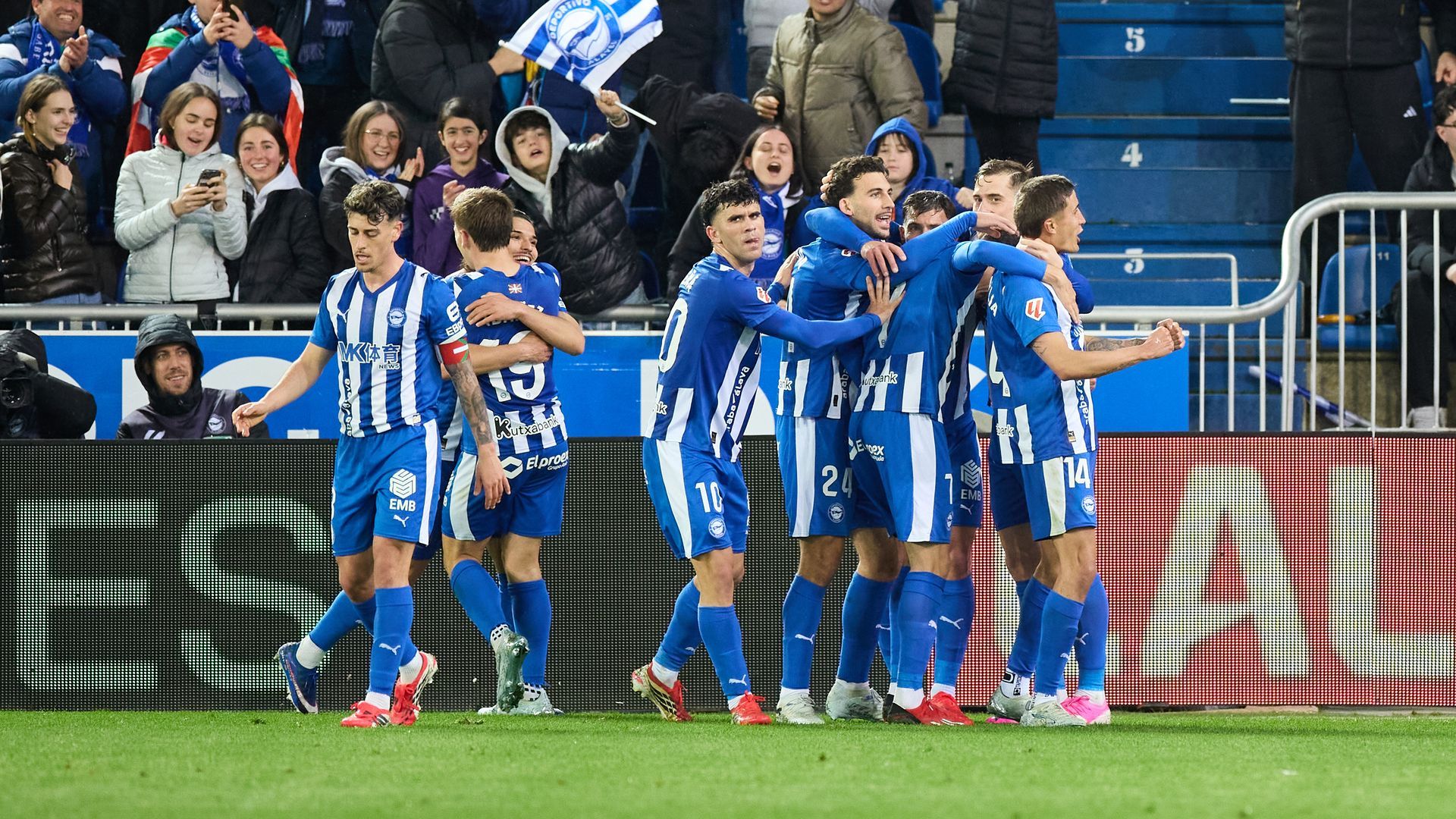 Los jugadores del Alavés celebrando el gol en propia del Villarreal