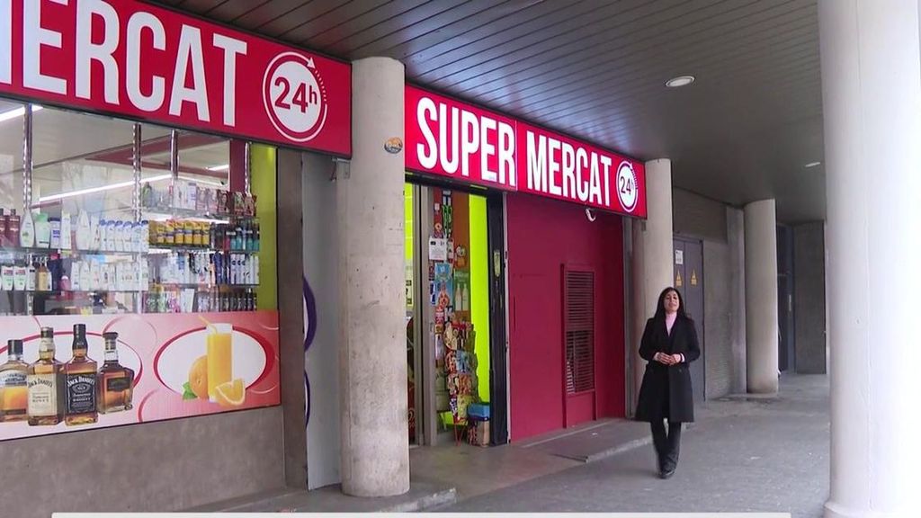 Los supermecados 24 horas se ponen de moda en Barcelona: "Con cajeros y bebidas, más para turistas que para hacer la compra"