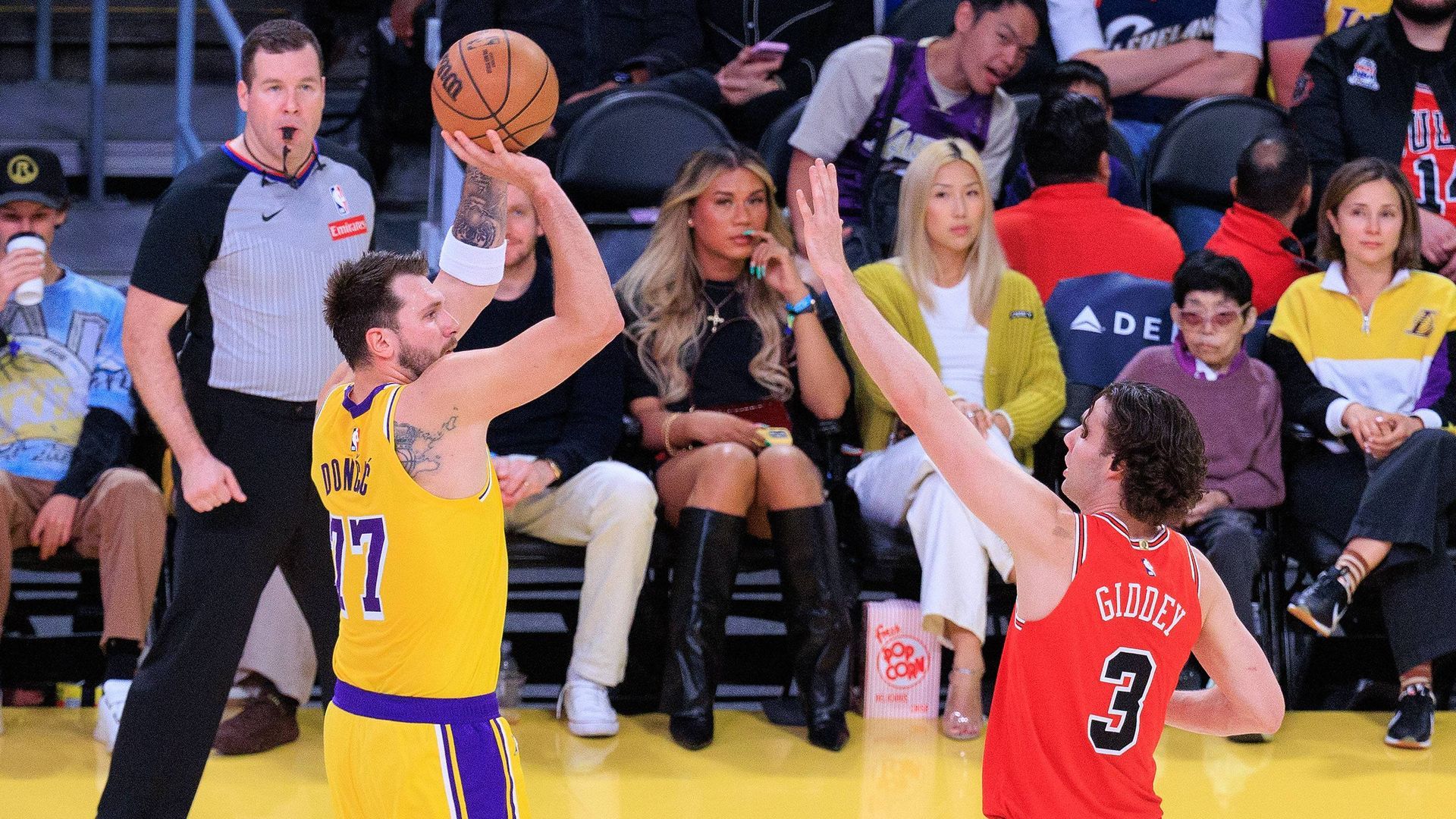 Luka Doncic tirando un triple frente a los Chicago Bulls en la NBA esta temporada