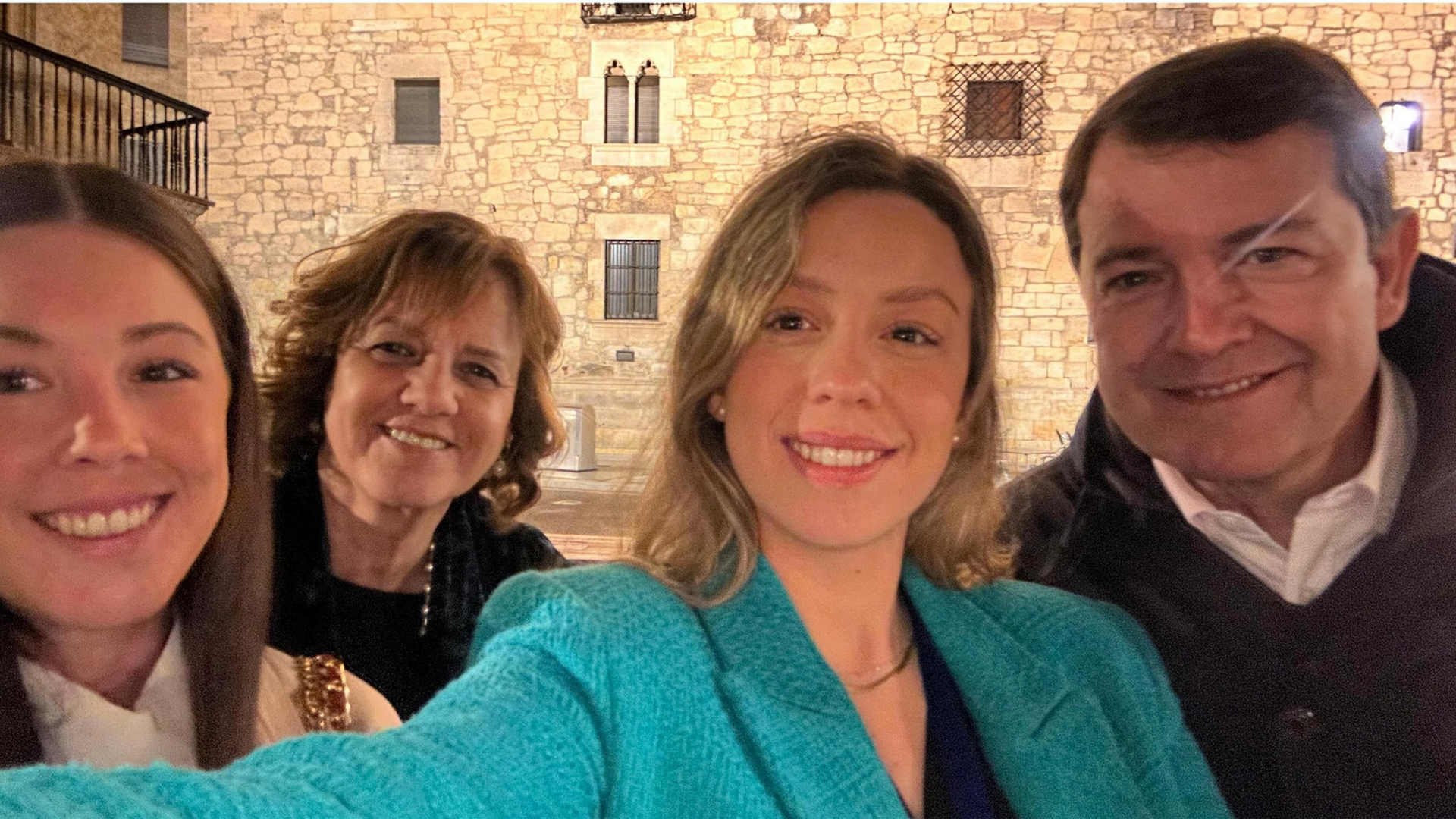 Mañueco publicó un selfie con su mujer e hijas en 2024