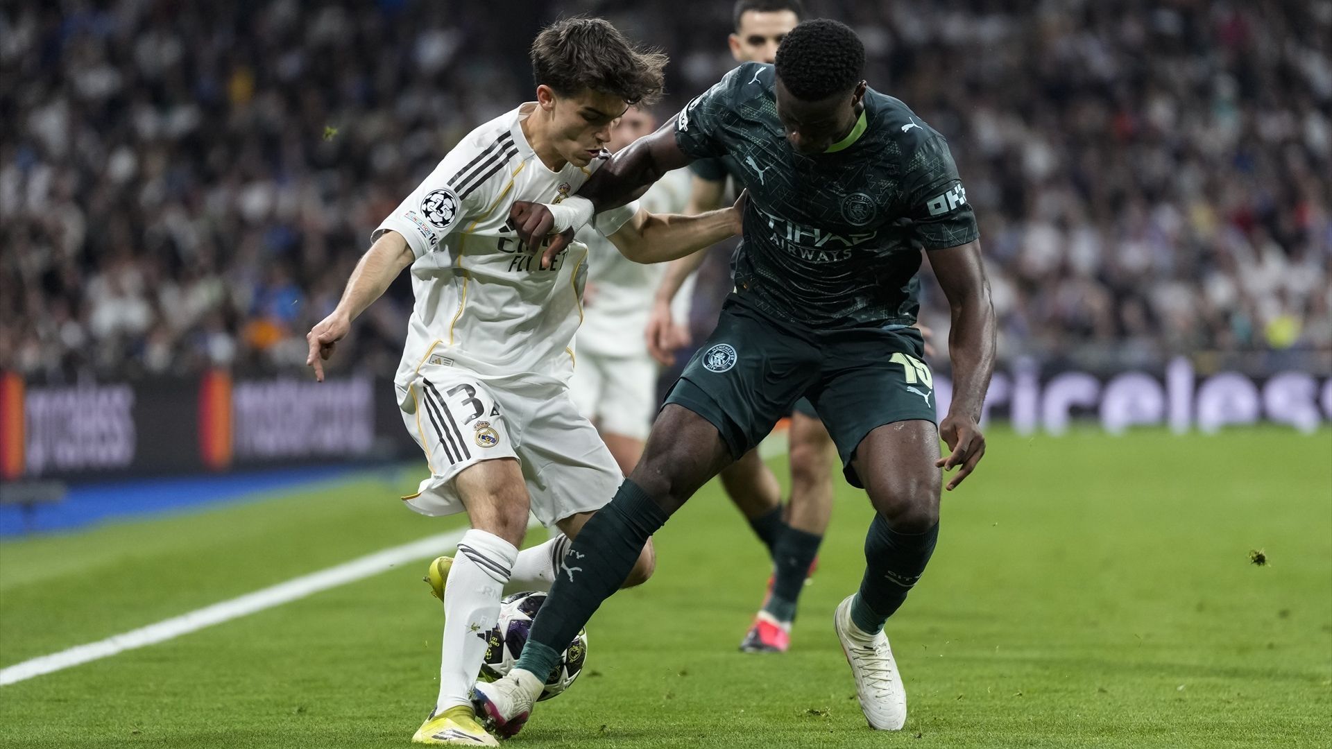 Manuel Ángel pelea un balón con Guehi en el Real Madrid-Manchester City