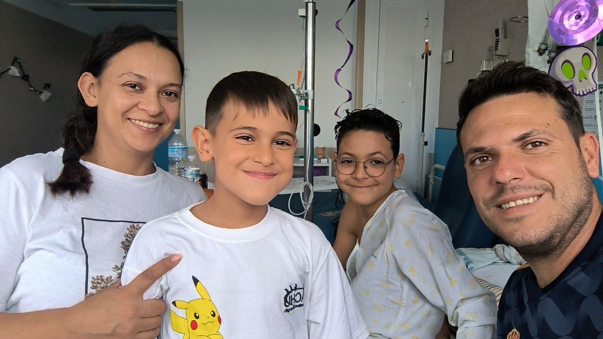 Nico y su familia durante uno de sus ingresos en el hospital Nico y su familia durante uno de sus ingresos en el hospital