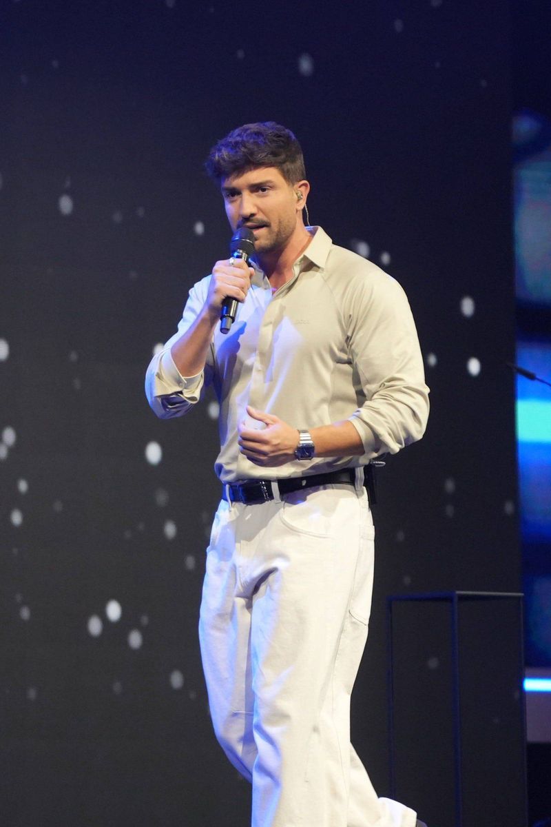 Pablo Alborán, sobre el escenario de los Premios Dial, en Tenerife