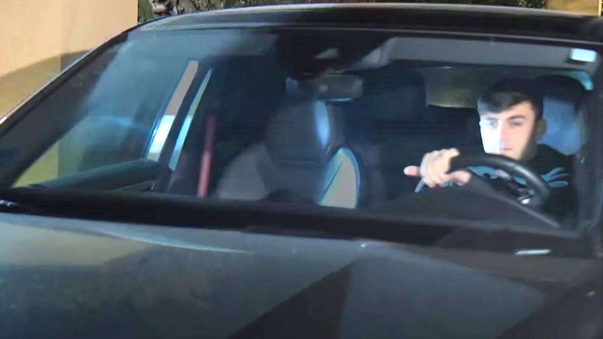 Pedri saliendo de la cena del Barcelona