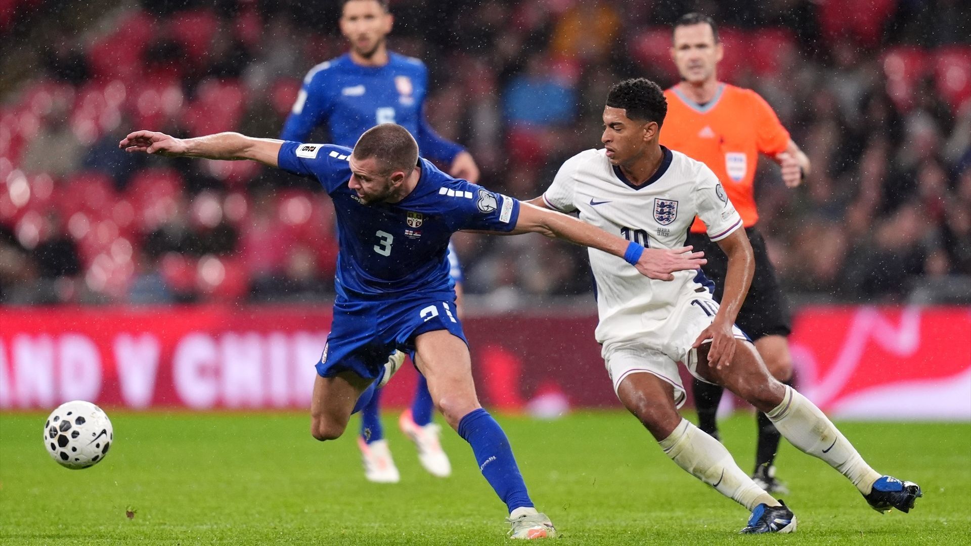 Strahinja Pavlovic y Jude Bellingham pelean un balón en el Inglaterra-Serbia