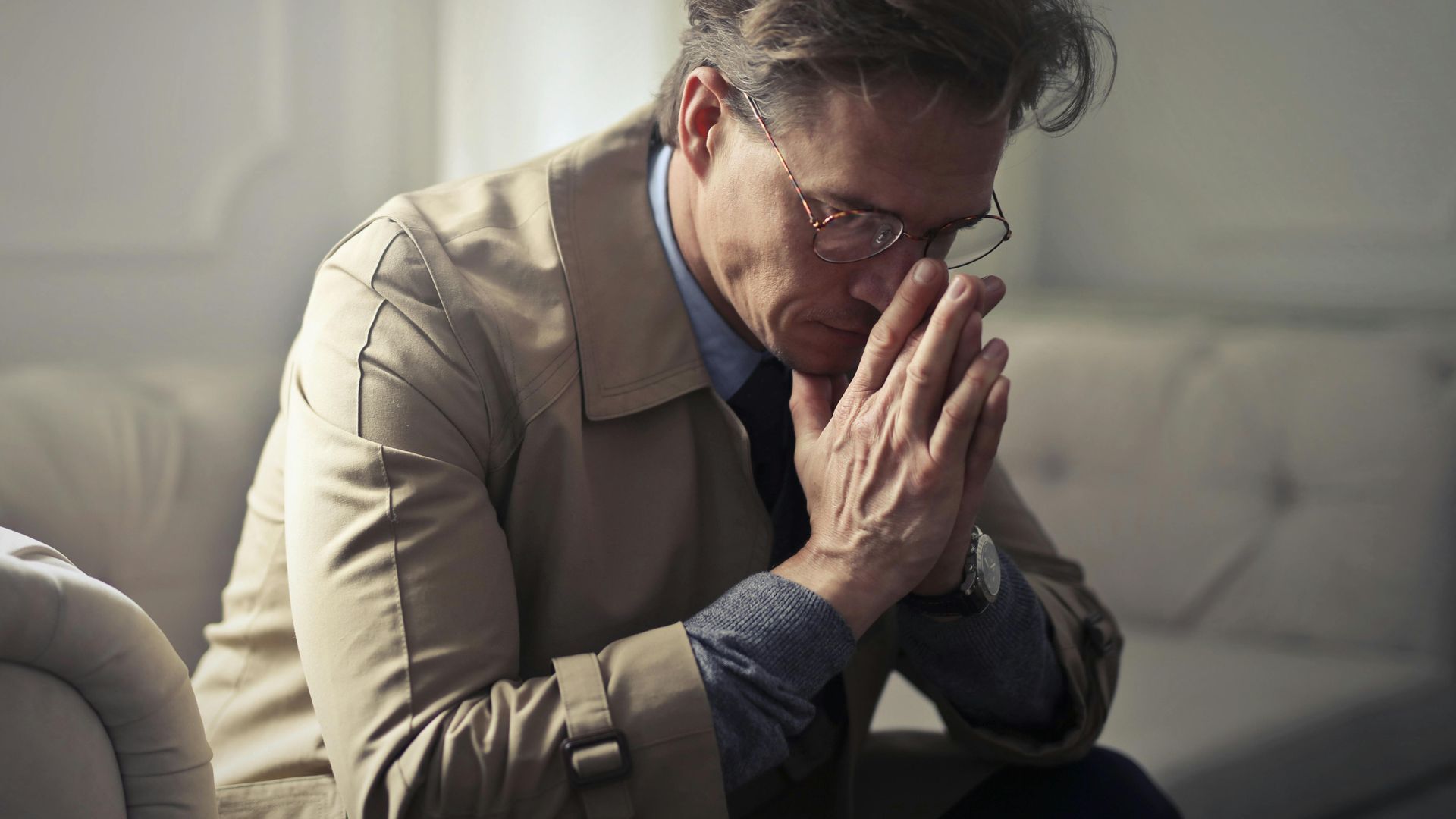 Un hombre reflexiona sobre su situación familiar