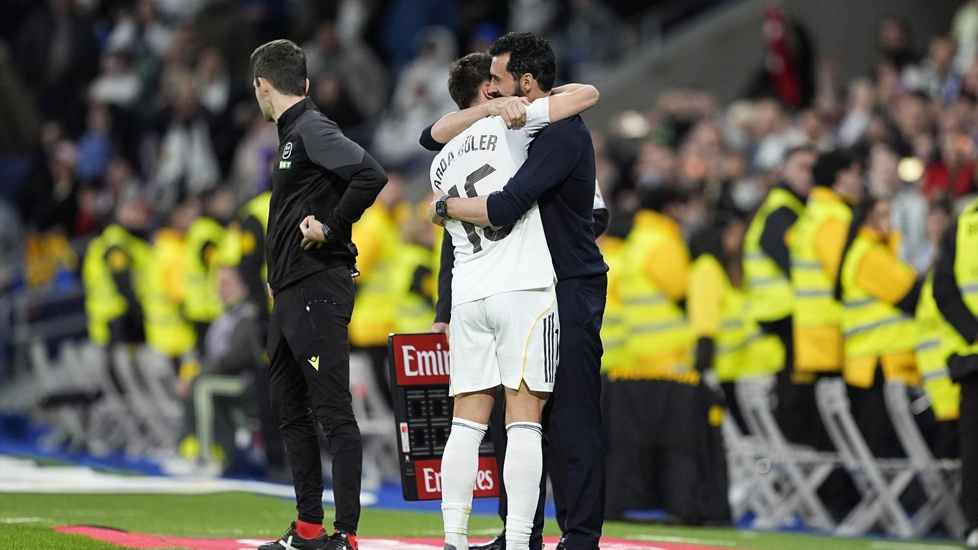Abrazo entre Arda Güler y Arbeloa en el Real Madrid-Elche