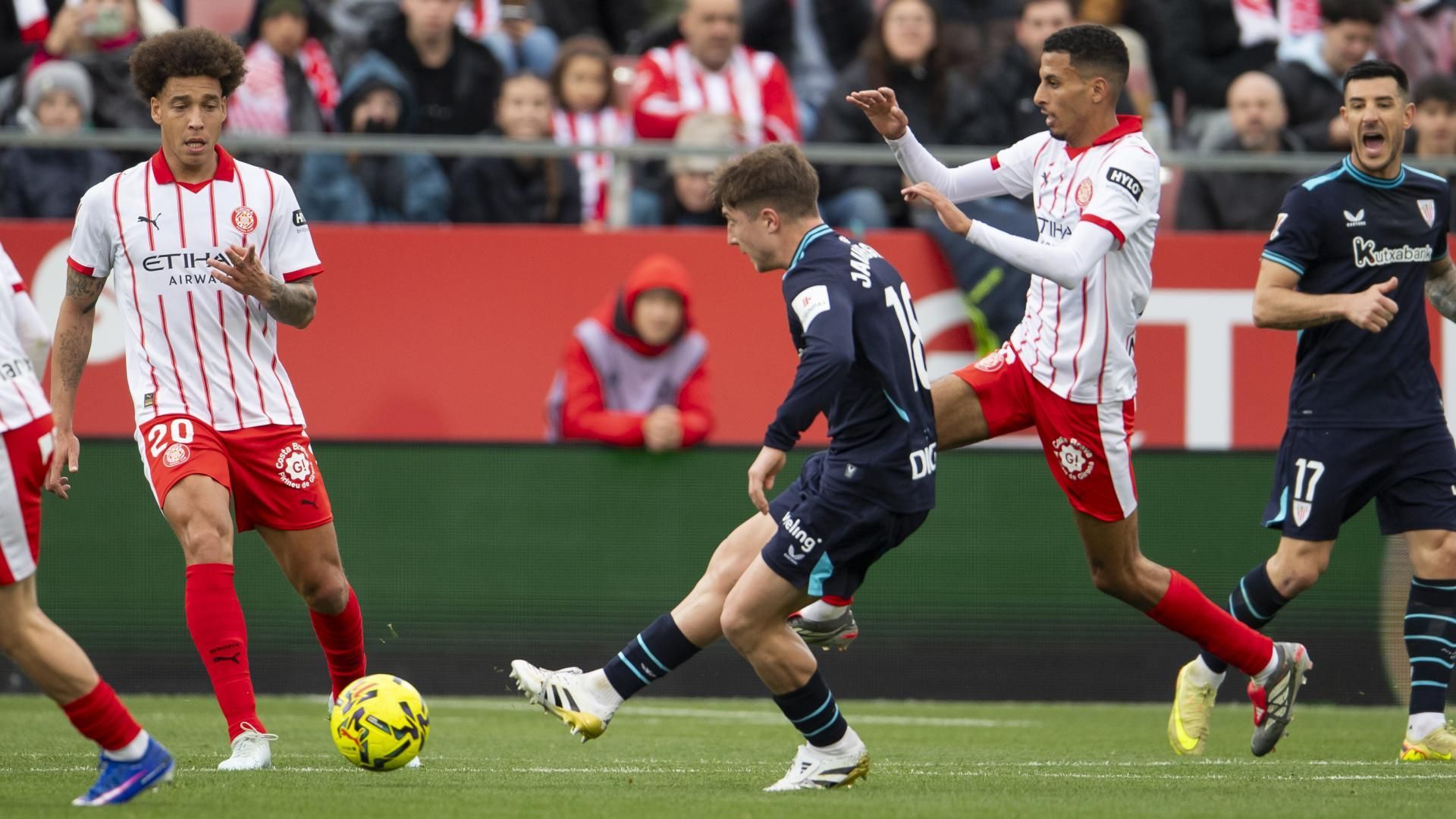 Acción de Mikel Jauregizar ante el Girona FC en Montilivi