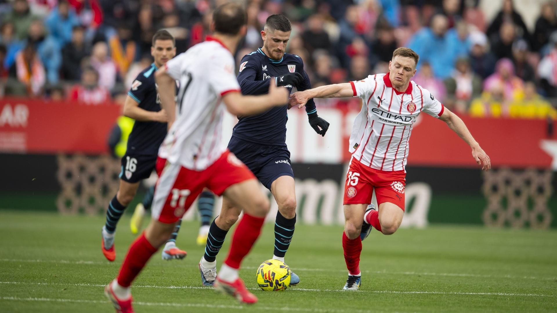 Acción de Oihan Sancet ante el Girona FC en Montilivi