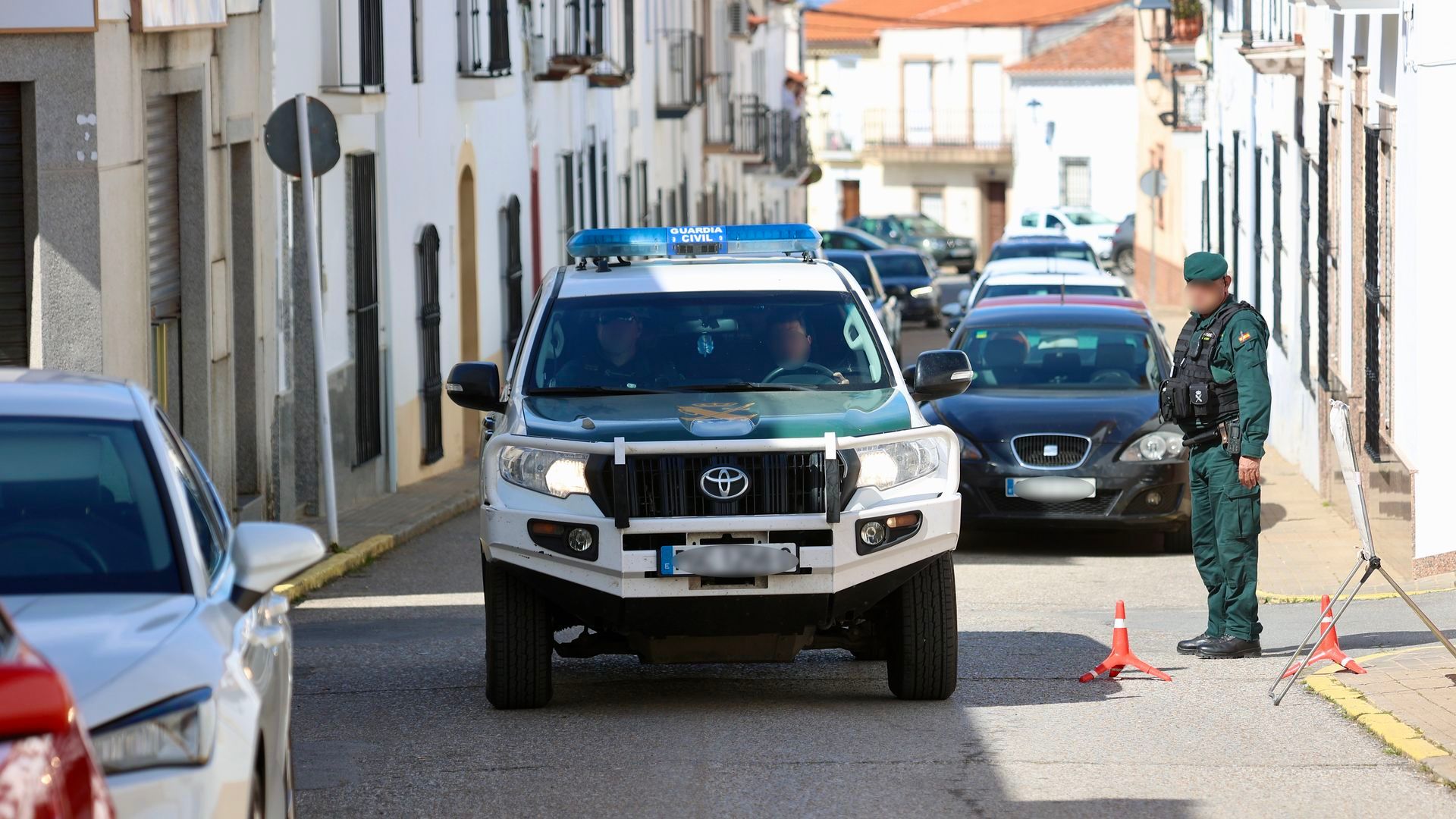 Coches de la Guardia Civil recorren Hornachos, Badajoz, la localidad donde dos hermanos habrían matado a Francisca Cadenas