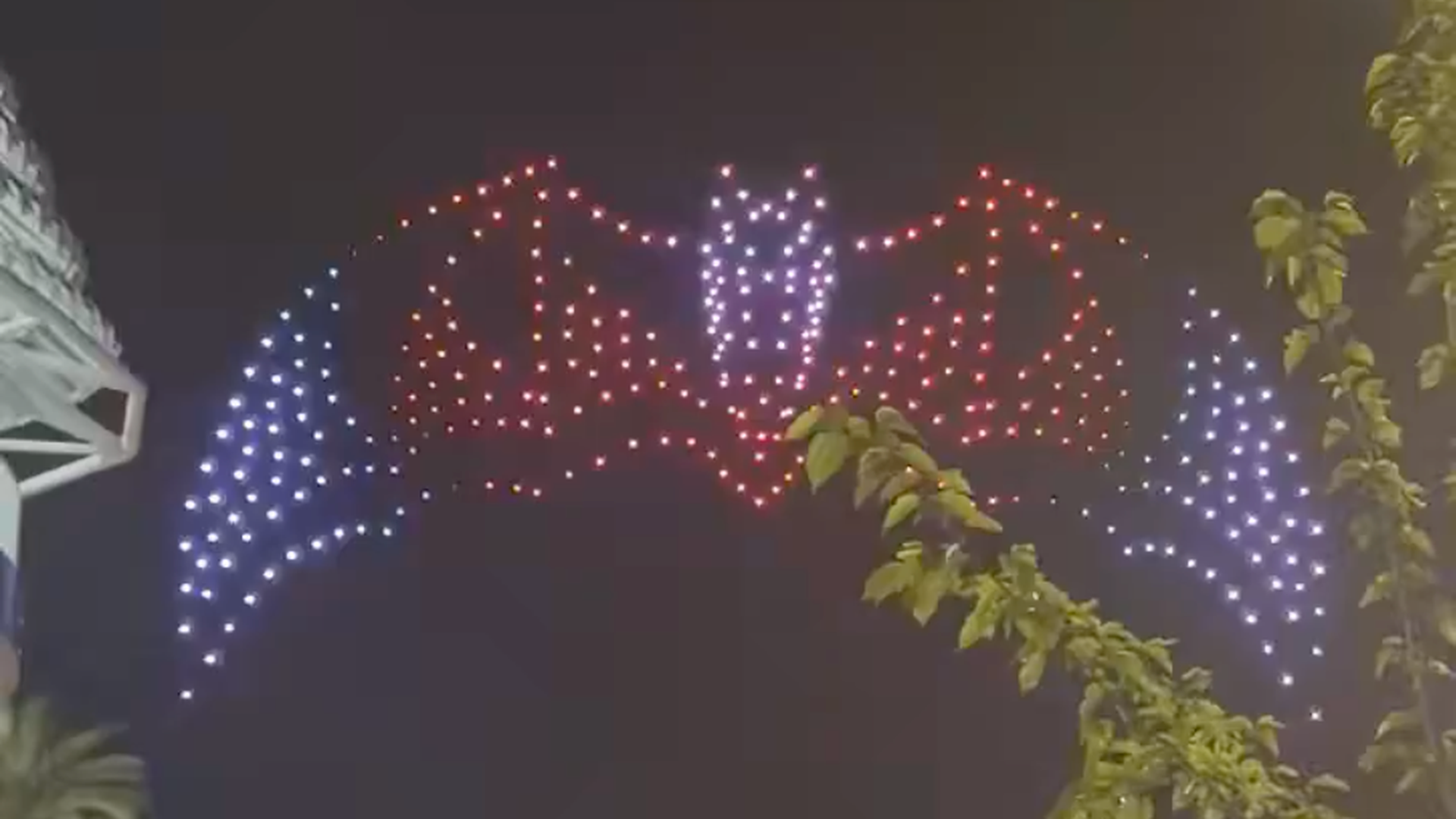 Comienzan las Fallas con un guiño valencianista en el castillo de fuegos artificiales: Amunt