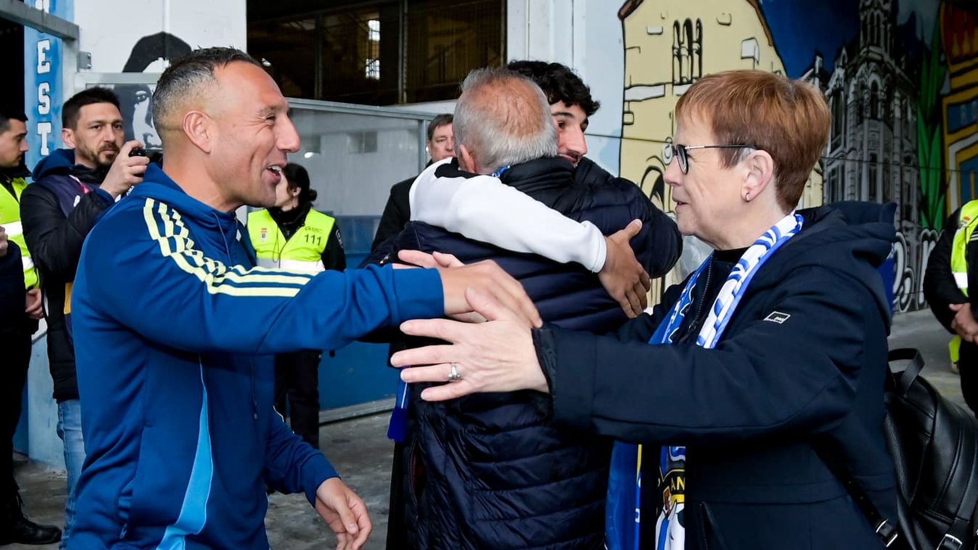 Diego López abraza a los padres de Armando Narbón