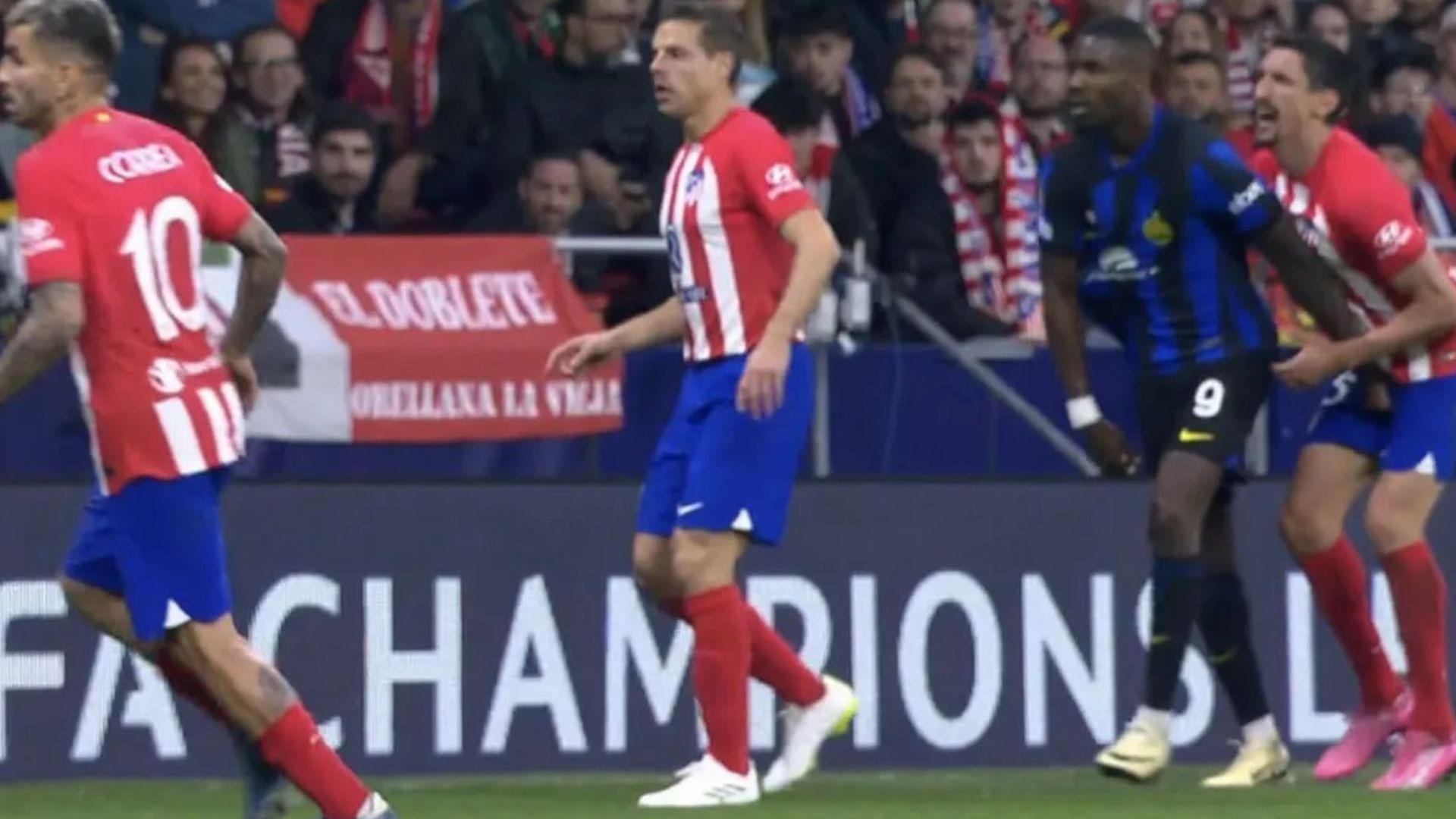 El agarrón de Marcus Thuram a Stefan Savic