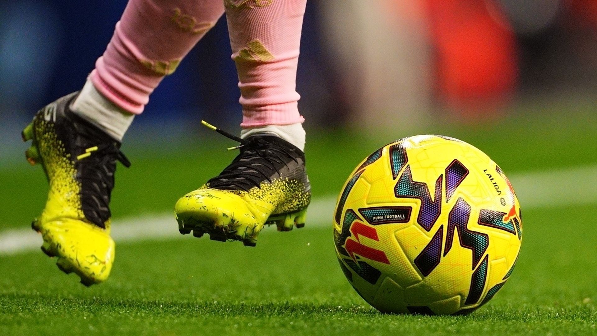 El balón de LALIGA EA SPORTS, conducido por un jugador