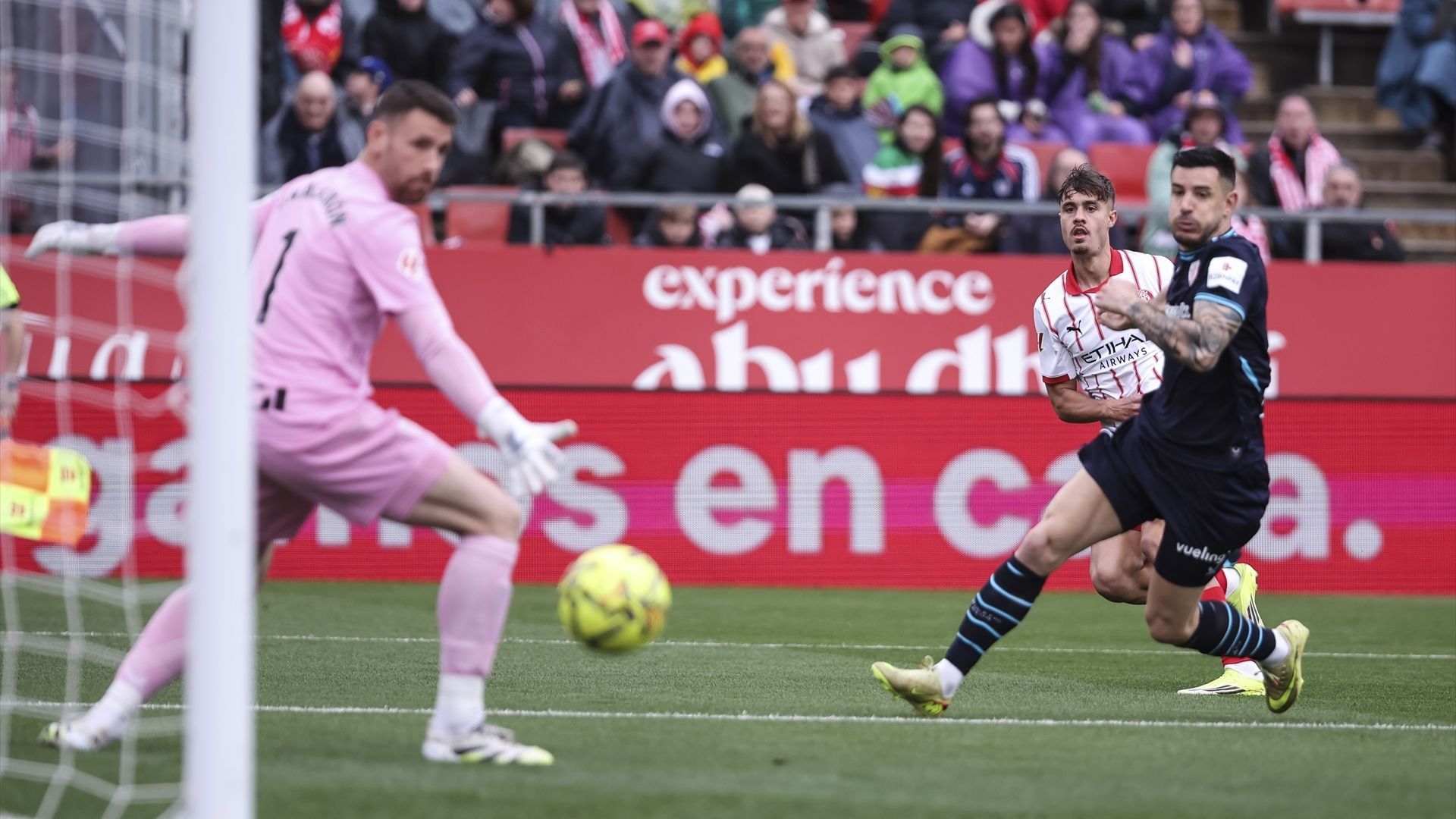 El cedido Hugo Rincón bate a Unai Simón del Athletic Club en Girona