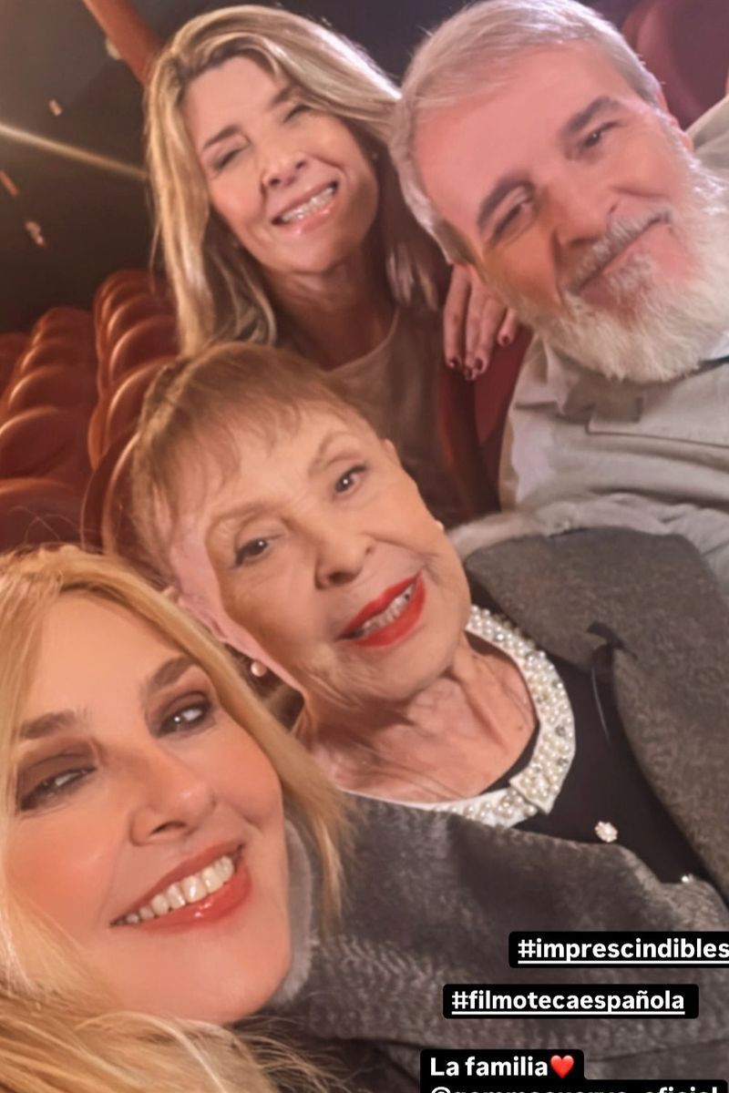 El posado de Gemma Cuervo con sus tres hijos: Cayetana, Fernando y Natalia