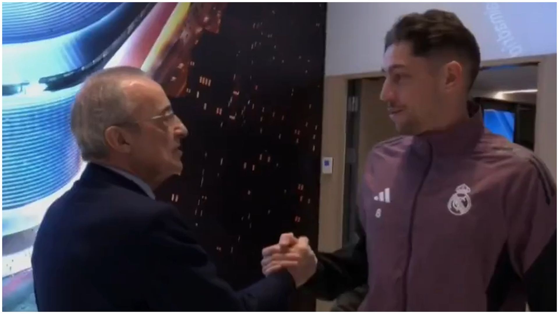 Florentino Pérez y Fede Valverde, saludándose antes del Real Madrid - Elche