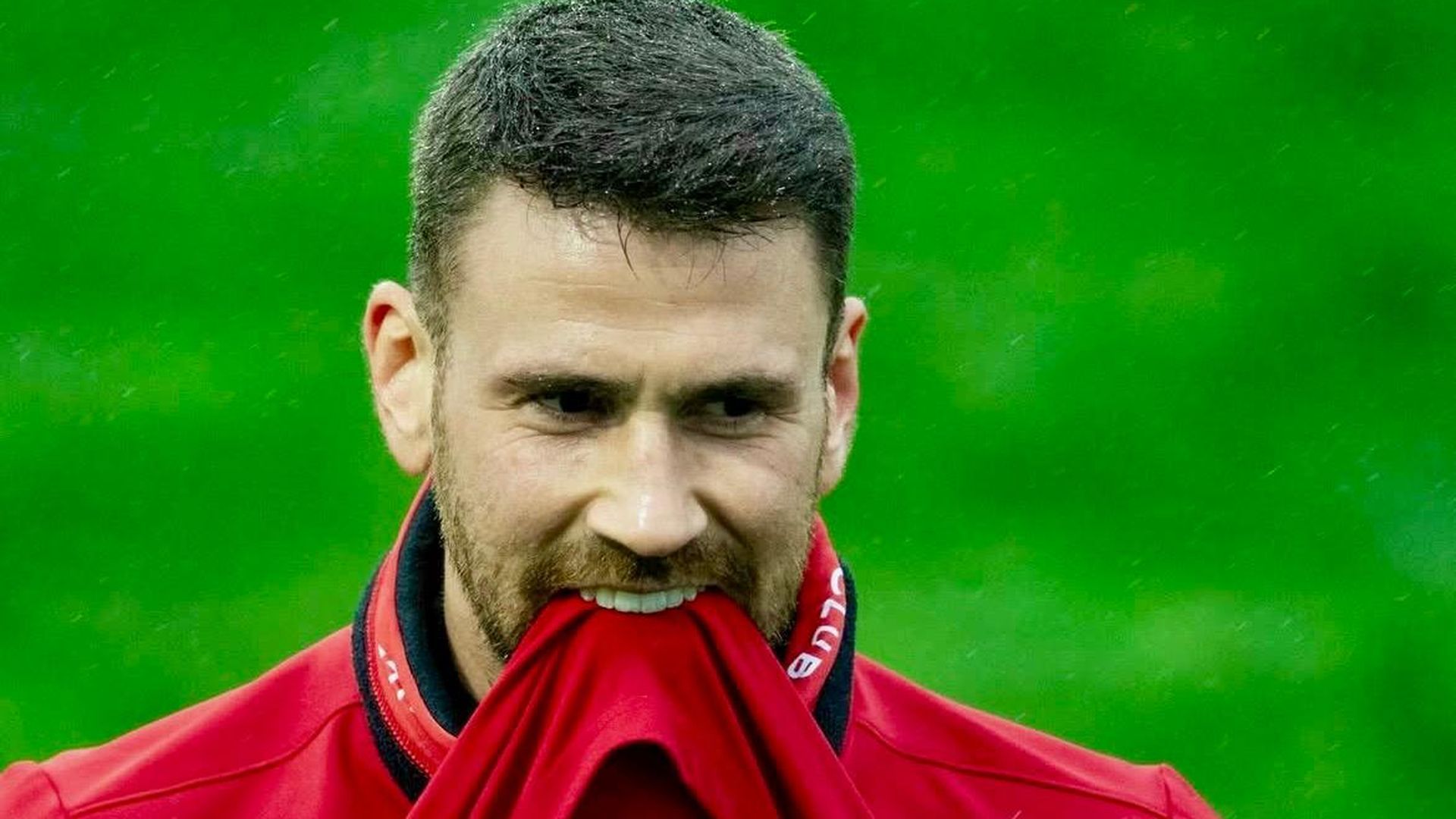 Gesto del meta Unai Simón en el calentamiento en Montilivi